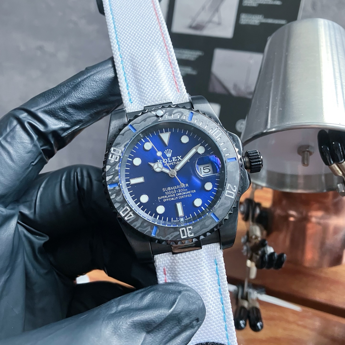 劳力士ROLEX
DIW Submariner PARAKEET
新品定制款SUB水鬼,完美呈现!
1:特别定制碳纤维圈口、渐变绿表盘,DIW赋予水鬼不一样的风格,体现全新的视觉和触觉体验!
2:经过无数次的修改,终于呈现出刻字立体,且条丁外有外影的对版完美圈口,温润如玉的超强夜光珠!
3:整表均采用904L精钢,暗黑质感,同正品一致
4:搭载全新日本进口8215机芯,质量稳定。
5:DIW做工完美,几乎到了极致,欢迎品鉴