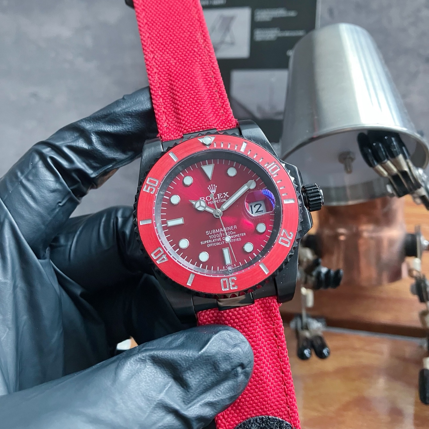 劳力士ROLEX
DIW Submariner PARAKEET
新品定制款SUB水鬼,完美呈现!
1:特别定制碳纤维圈口、渐变绿表盘,DIW赋予水鬼不一样的风格,体现全新的视觉和触觉体验!
2:经过无数次的修改,终于呈现出刻字立体,且条丁外有外影的对版完美圈口,温润如玉的超强夜光珠!
3:整表均采用904L精钢,暗黑质感,同正品一致
4:搭载全新日本进口8215机芯,质量稳定。
5:DIW做工完美,几乎到了极致,欢迎品鉴