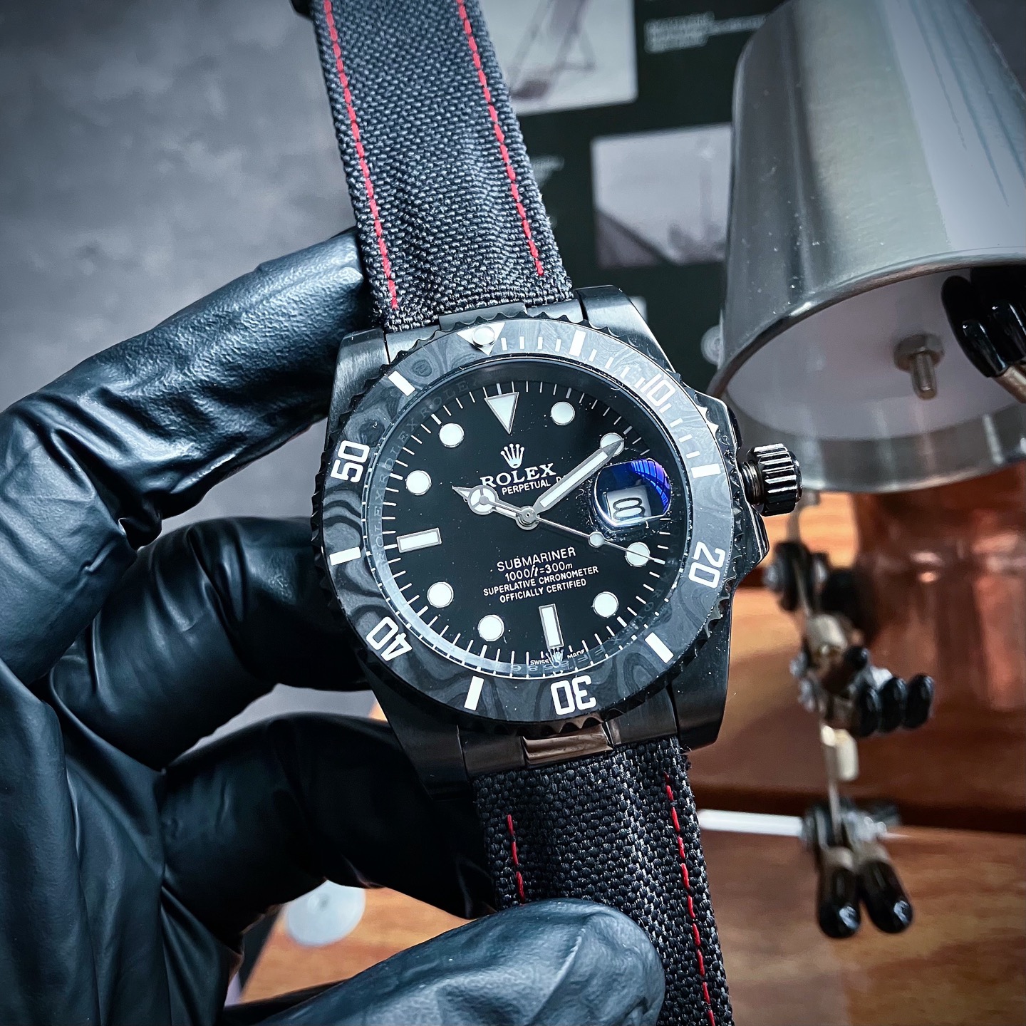 劳力士ROLEX
DIW Submariner PARAKEET
新品定制款SUB水鬼,完美呈现!
1:特别定制碳纤维圈口、渐变绿表盘,DIW赋予水鬼不一样的风格,体现全新的视觉和触觉体验!
2:经过无数次的修改,终于呈现出刻字立体,且条丁外有外影的对版完美圈口,温润如玉的超强夜光珠!
3:整表均采用904L精钢,暗黑质感,同正品一致
4:搭载全新日本进口8215机芯,质量稳定。
5:DIW做工完美,几乎到了极致,欢迎品鉴