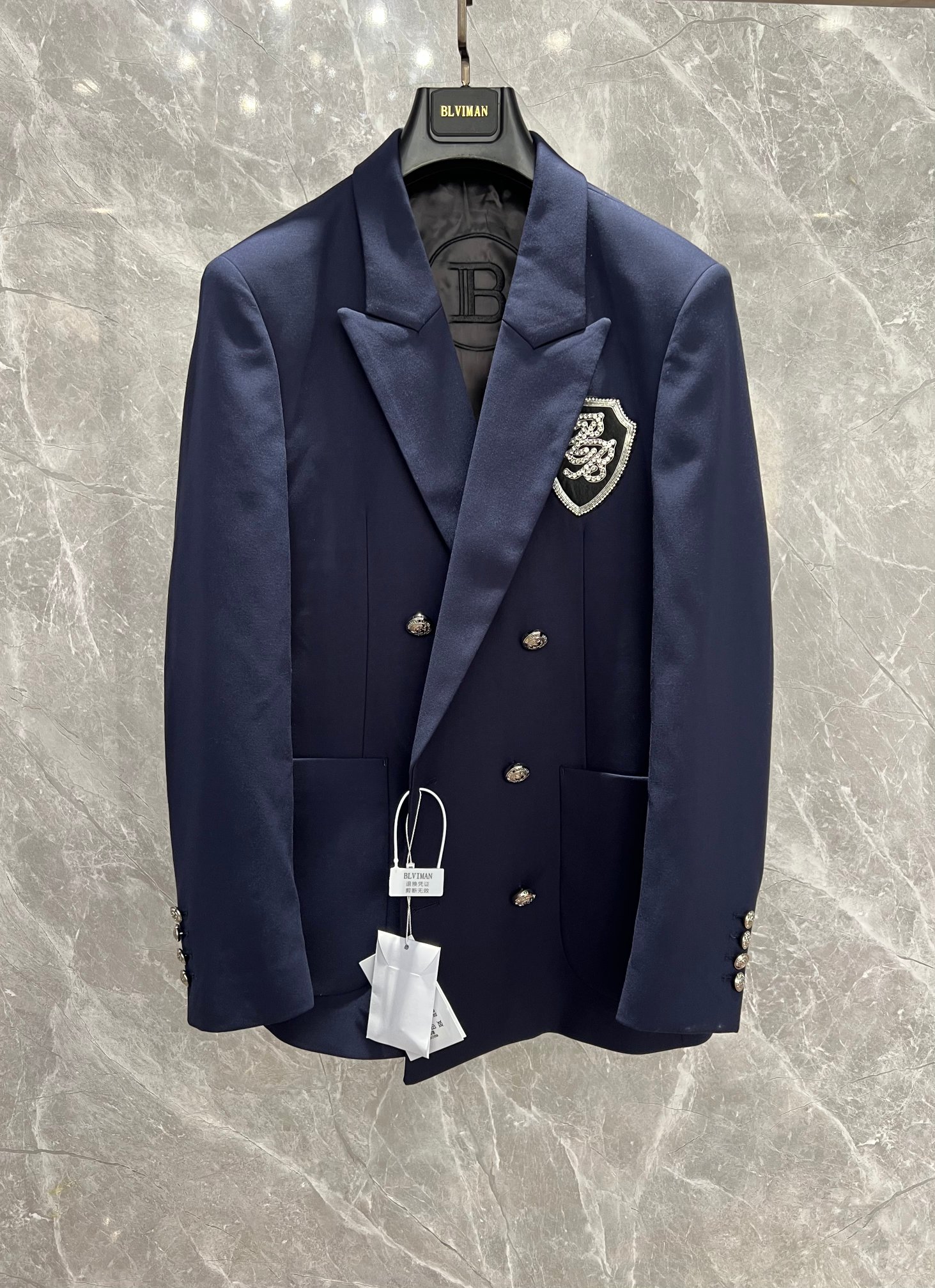 NO:776492,2025 autumn and winter new catwalk style Barman Heavy Industries suit ceiling, deep-sea color matching, a must-have for boys' wardrobes!  Size: 50 52 54 56 58, men's clothing, business suit,198609092025秋冬上新走秀款 巴er曼重工西装天花板,深海级配色,男生衣橱必入款！ 码数: 50 52 54 56 58,男装,business suit,,Women's clothing