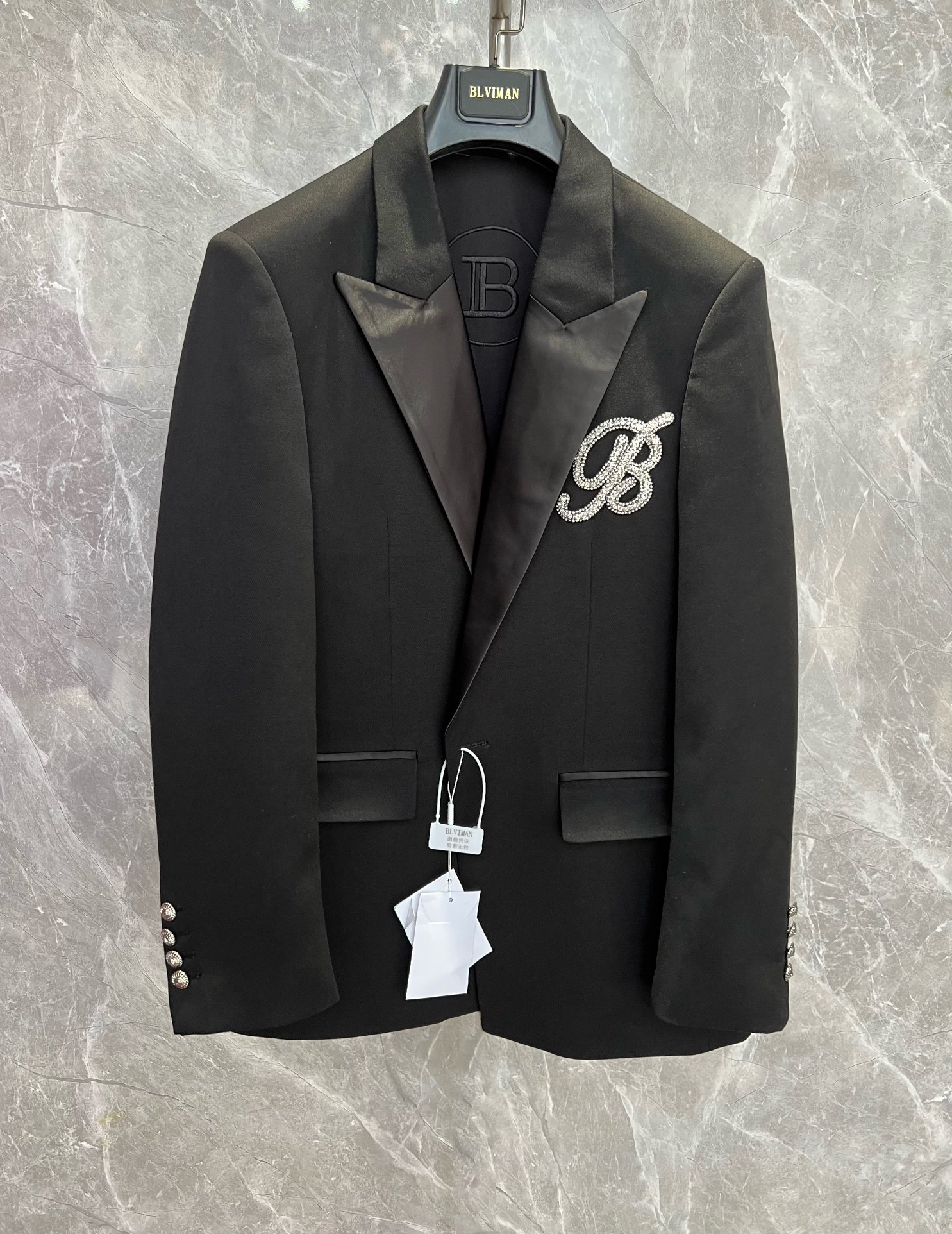 NO:776496,2025 autumn and winter new style Ba Xiaoman men's suit with diamond letter B Code number: 50 52 54 56 58, Balmain-clothing, balmain, business suit,198609092025秋冬新款 巴小曼男士西装镶钻字母B 码数: 50 52 54 56 58,巴尔曼-服装,balmain,business suit,,Women's clothing