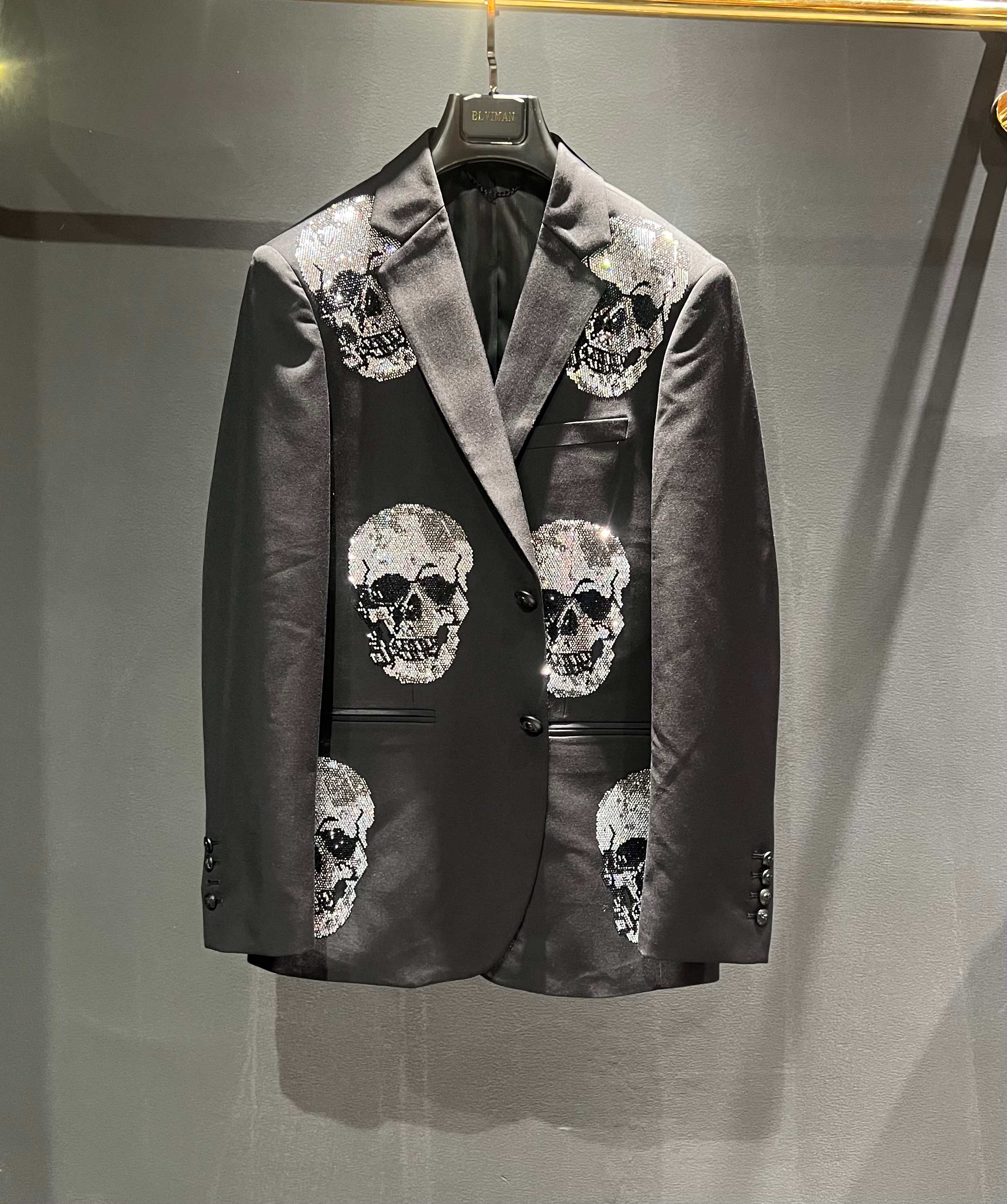 NO:776468,2025 autumn and winter new catwalk model PP heavy industry skull hot diamond black suit jacket code number: 50 52 54 56 58, men's clothing, jackets & coats, business suit,198609092025秋冬上新走秀款 PP重工骷髅头烫钻黑色西装外套 码数: 50 52 54 56 58,男装,jackets & coats,business suit,,Women's clothing