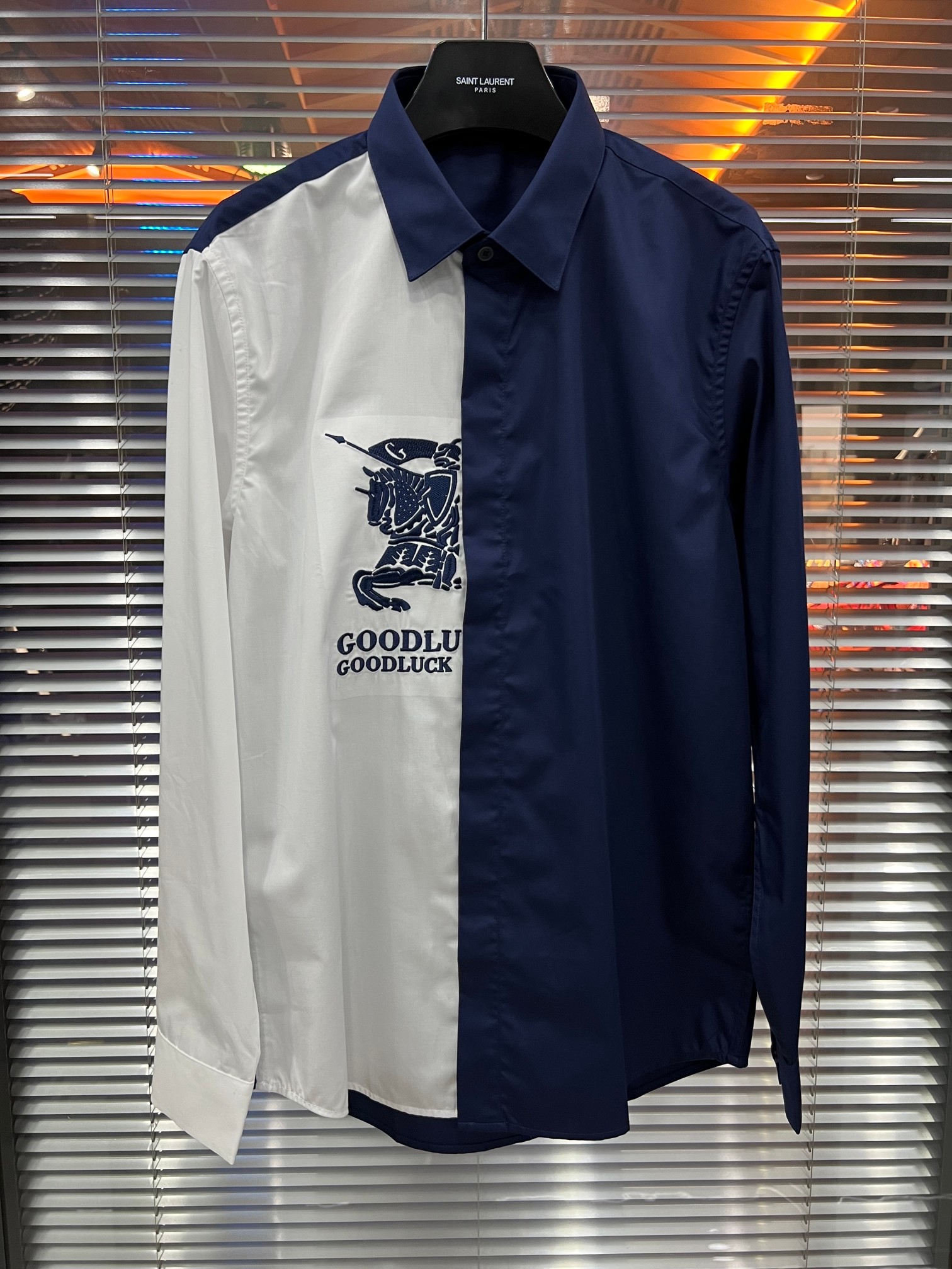 NO:854045,New Bur* blue and white color-blocked long-sleeved shirt code number: 38 39 40 41 42, Burberry-clothing, burberry, shirts,19860909新款Bur*蓝白拼色长袖衬衫 码数:38 39 40 41 42,博柏利-服装,burberry,shirts,,Women's clothing