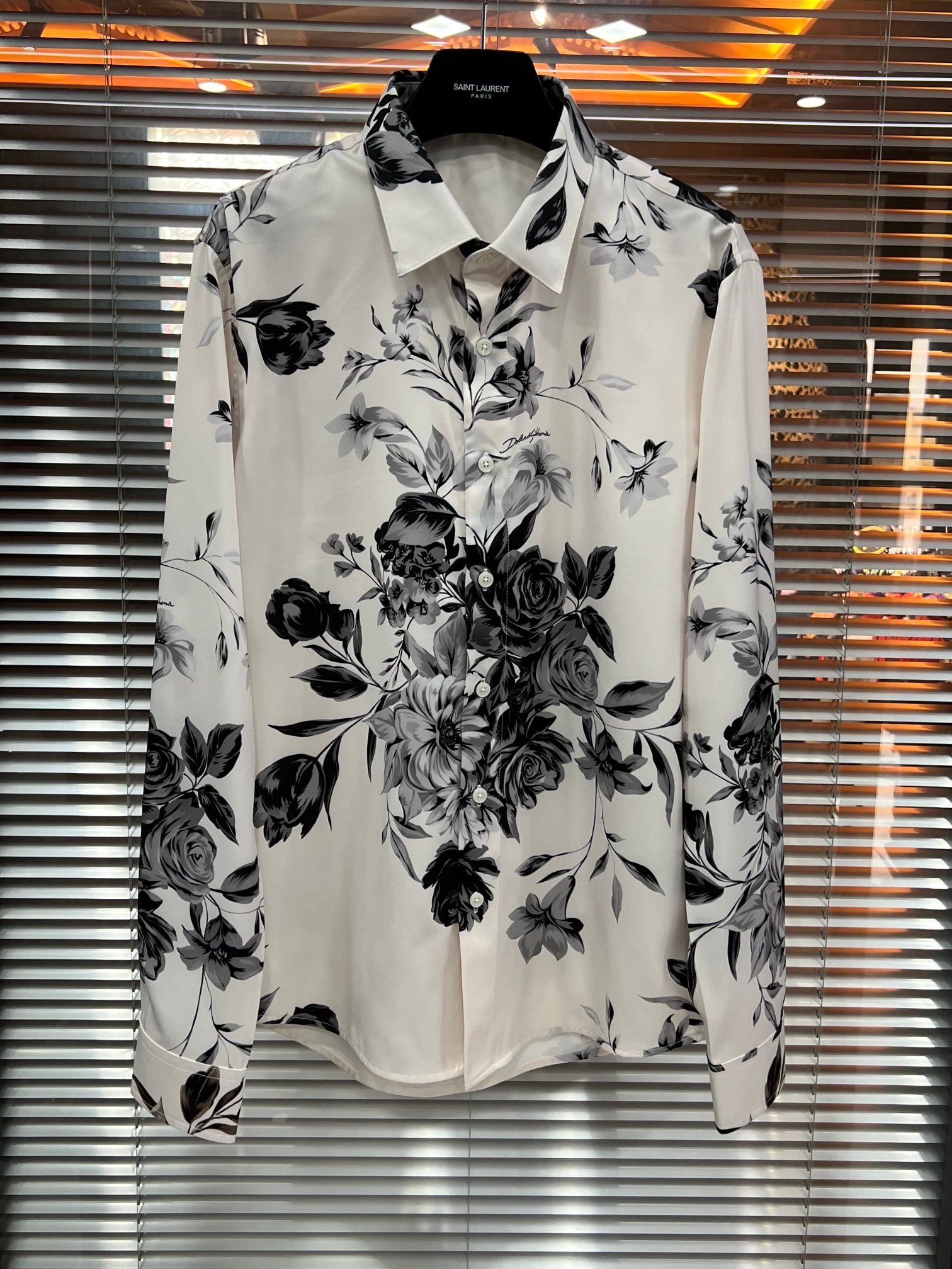 NO:856428,D&G26 new black and white ink bloom printed rose shirt code number: 38 39 40 41 42 43, Dolce & Gabbana-clothing, Dolce&Gabbana, Dolce&Gabbana, shirts,19860909D&G26新款黑白水墨晕染印花玫瑰花衬衫 码数:38 39 40 41 42 43,杜嘉班纳-服装,Dolce&Gabbana,Dolce&Gabbana,shirts,,Women's clothing