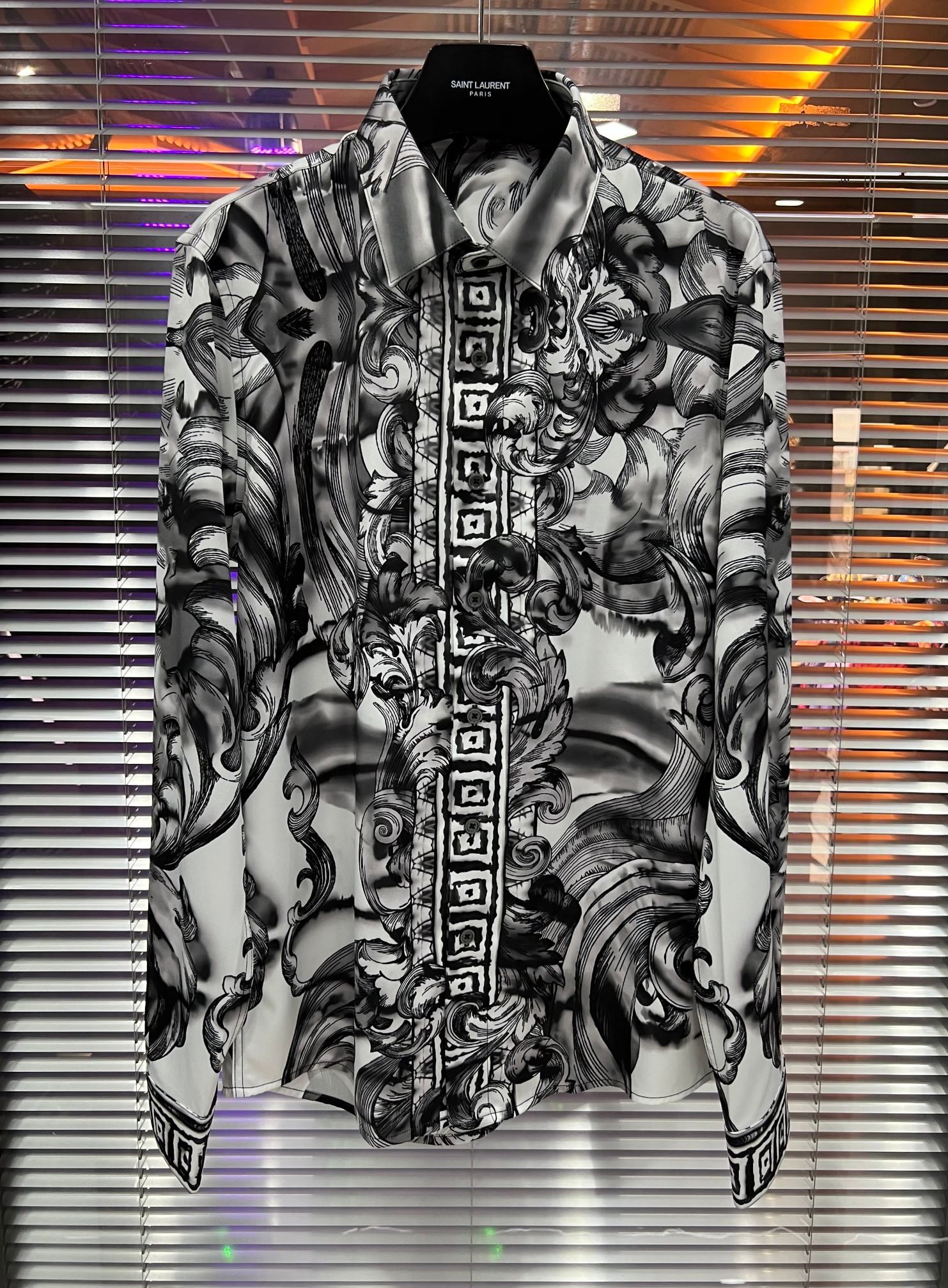 NO:856360,New Vers catwalk black printed shirt code number: 38 39 40 41 42 43, Versace-clothing,versace,versace,shirts,19860909新款Vers走秀黑色印花衬衫 码数:38 39 40 41 42 43,范思哲-服装,versace,versace,shirts,,Women's clothing