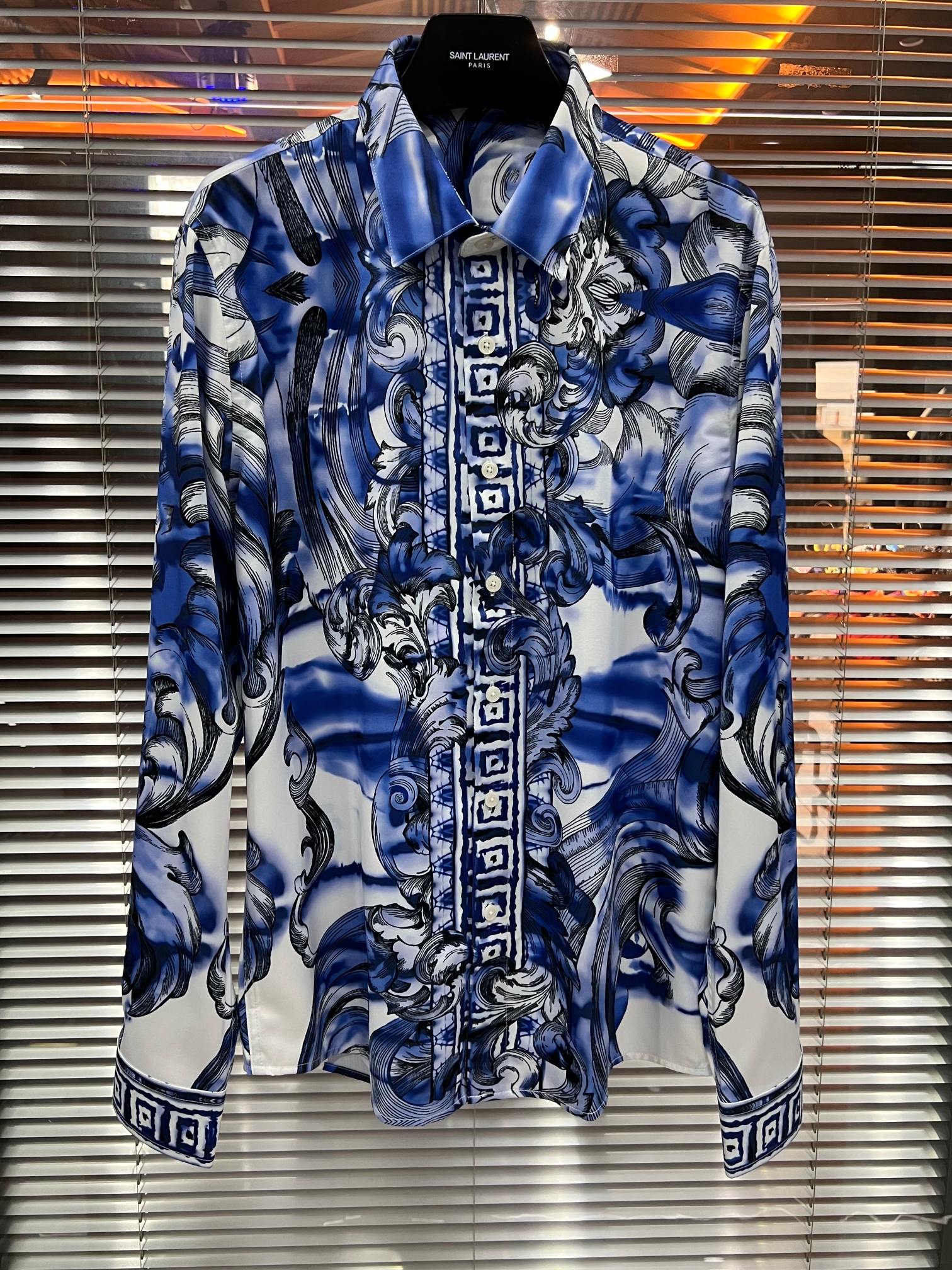 NO:856370,New Vers haute couture blue printed shirt code number: 38 39 40 41 42 43, Versace-clothing,versace,versace,shirts,19860909新款Vers高定蓝色印花衬衫 码数:38 39 40 41 42 43,范思哲-服装,versace,versace,shirts,,Women's clothing