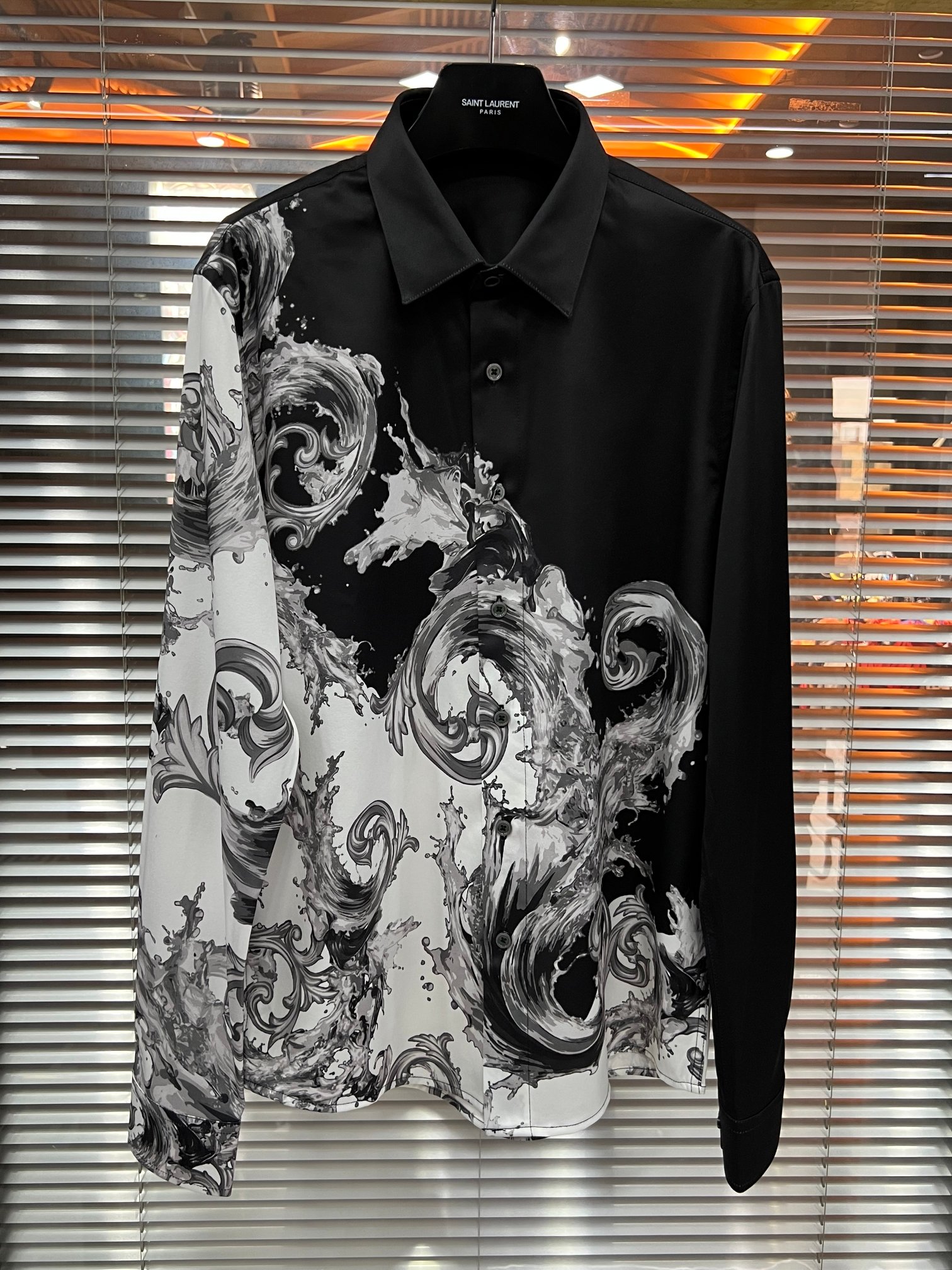NO:856409,New Vers black and gray color matching long-sleeved floral shirt. Size: 38 39 40 41 42 43, Versace-clothing,versace,versace,shirts,19860909新款Vers黑灰拼色长袖花衬衫 码数:38 39 40 41 42 43,范思哲-服装,versace,versace,shirts,,Women's clothing