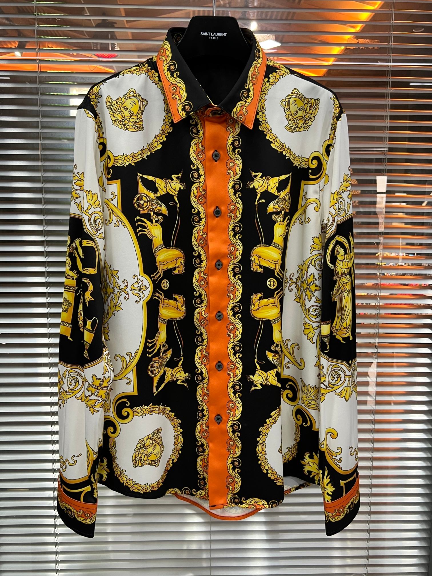 NO:861565,26 early spring new Vers black and gold color hall of heroes printed shirt code number: 38 39 40 41 42 43, Versace-clothing,versace,versace,shirts,1986090926早春新款Vers 黑金配色英雄殿堂印花衬衫 码数:38 39 40 41 42 43,范思哲-服装,versace,versace,shirts,,Women's clothing