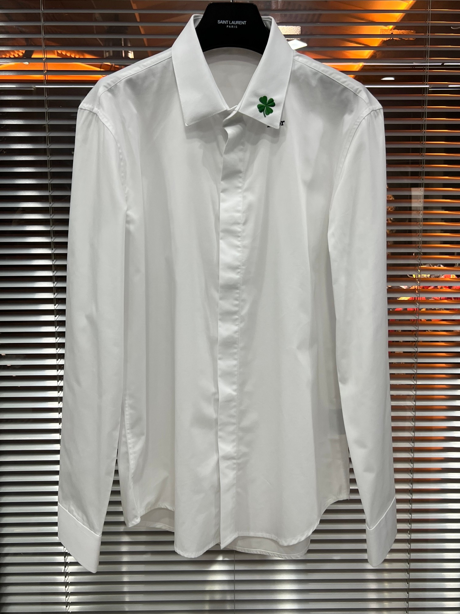 NO:898985,26 new style C*D four-leaf clover embroidered letters long-sleeved white shirt code number: 38 39 40 41 42, Dior-clothing, dior, shirts,1986090926新款C*D四叶草刺绣字母长袖白色衬衫 码数:38 39 40 41 42,迪奥-服装,dior,shirts,,Women's clothing