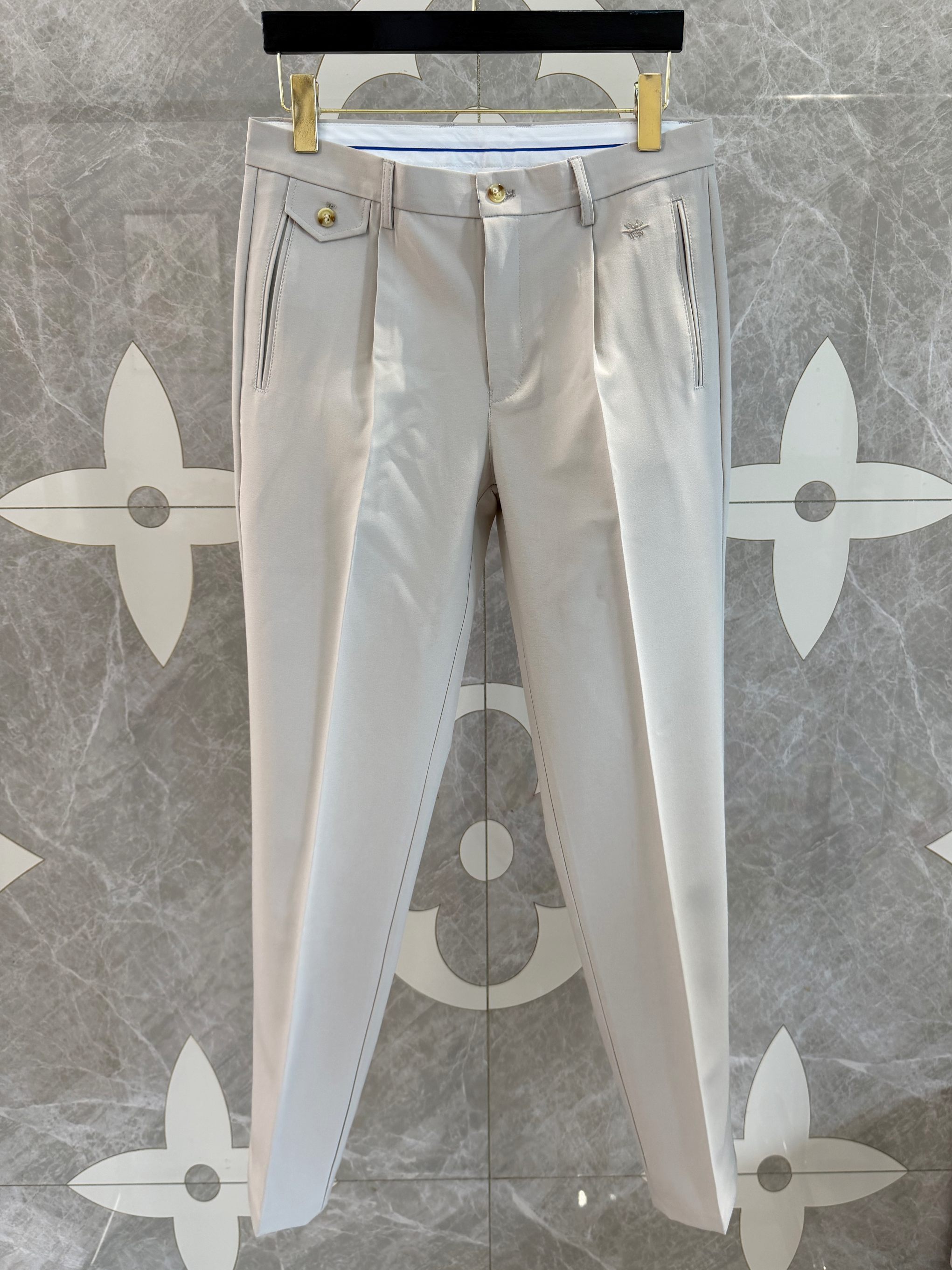 NO:932714,C*26 new style little bee embroidery classic beige men's casual nine-point trousers code number: 29 30 31 32 33 34 36 38, Dior-clothing, dior,19860909C*26新款小蜜蜂刺绣经典米杏色男士休闲九分小脚西裤 码数:29 30 31 32 33 34 36 38,迪奥-服装,dior,,Women's clothing