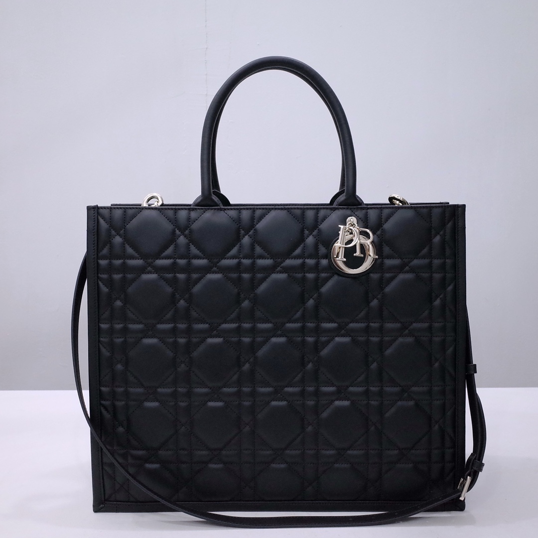 Dior High
 Handbags Tote Bags Cowhide Fall/Winter Collection