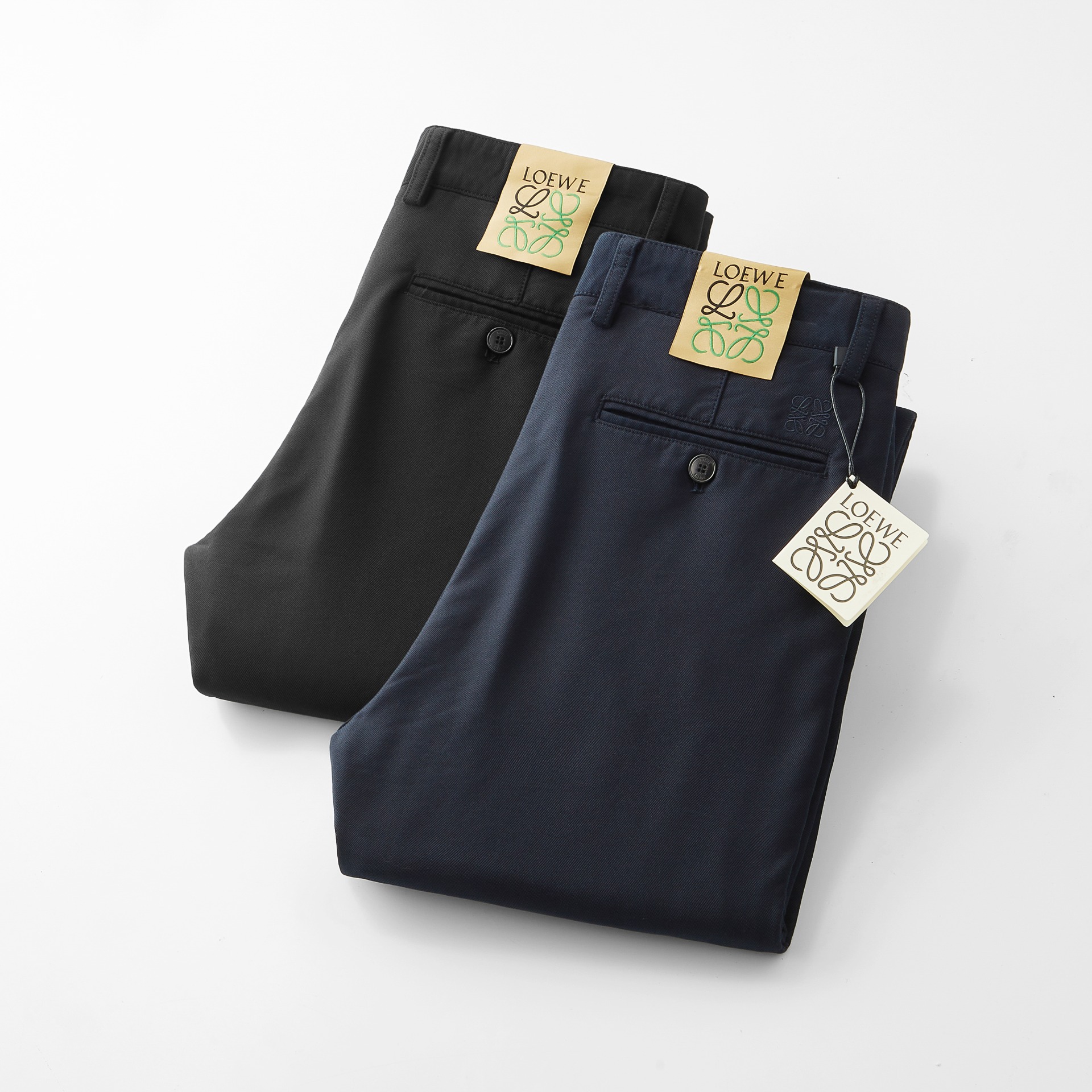 NO:528726,Luo Yiwei Men's denim casual pants, official album poster outfit style!  Customer-supplied high-quality imported denim original color fabric, specially selected Japanese Okayama pure 13oz ounce denim fabric, heavy environmentally friendly plant enzyme washing process, the texture has a light retro color, which is quite beautiful, and is very suitable for the autumn and winter color matching. The fabric is soft and delicate after washing, but has a strong bones and a little elastic, providing an excellent comfort experience. There is no damage to any craft elements throughout the body, retaining the purest tannin color!  The whole body details are so perfect, exquisite and exquisite. The latest waist leather marks highlight the brand's characteristics, and hardware accessories, leather marks, and wiring all reflect craftsmanship!  The style is perfectly tailored, and the hip lifting effect is excellent. It can easily sweep any top matching in the wardrobe. It has extensive compatibility and is satisfied with various daily outfits. It has a lot of upper body styles and must-have trousers for quality control and 1V masturbation control!  Size 30-40 (no 35.37), loewe, alexander wang19860909罗意威 男士丹宁休闲裤,官宣画册海报穿搭款！ 客供高级进口的丹宁原色面料,特选日本冈山纯正13oz 盎司牛仔布料,重磅环保植物酵素水洗工艺,肌理有着淡淡的复古色彩,相当漂亮,极符合秋冬的配色,面料经过水洗后柔软细腻,但筋骨感极强,且略带弹力,提供了绝佳的舒适体验,通身无任何工艺元素破坏,保留了最纯粹的丹宁本色！通身细节完美如斯,精湛且考究,最新的腰部皮标彰显了品牌特质,五金配件、皮标、走线无不体现出匠心工艺！版型剪裁完美,提臀修身效果绝佳,可轻松横扫衣橱任何的上装搭配,兼容性广泛,满足于日常各种穿搭,上身型款十足,于品质控及1V迷控者必入型裤装！ 尺码30—40（没35.37）,,loewe,alexander wang,Men's clothing