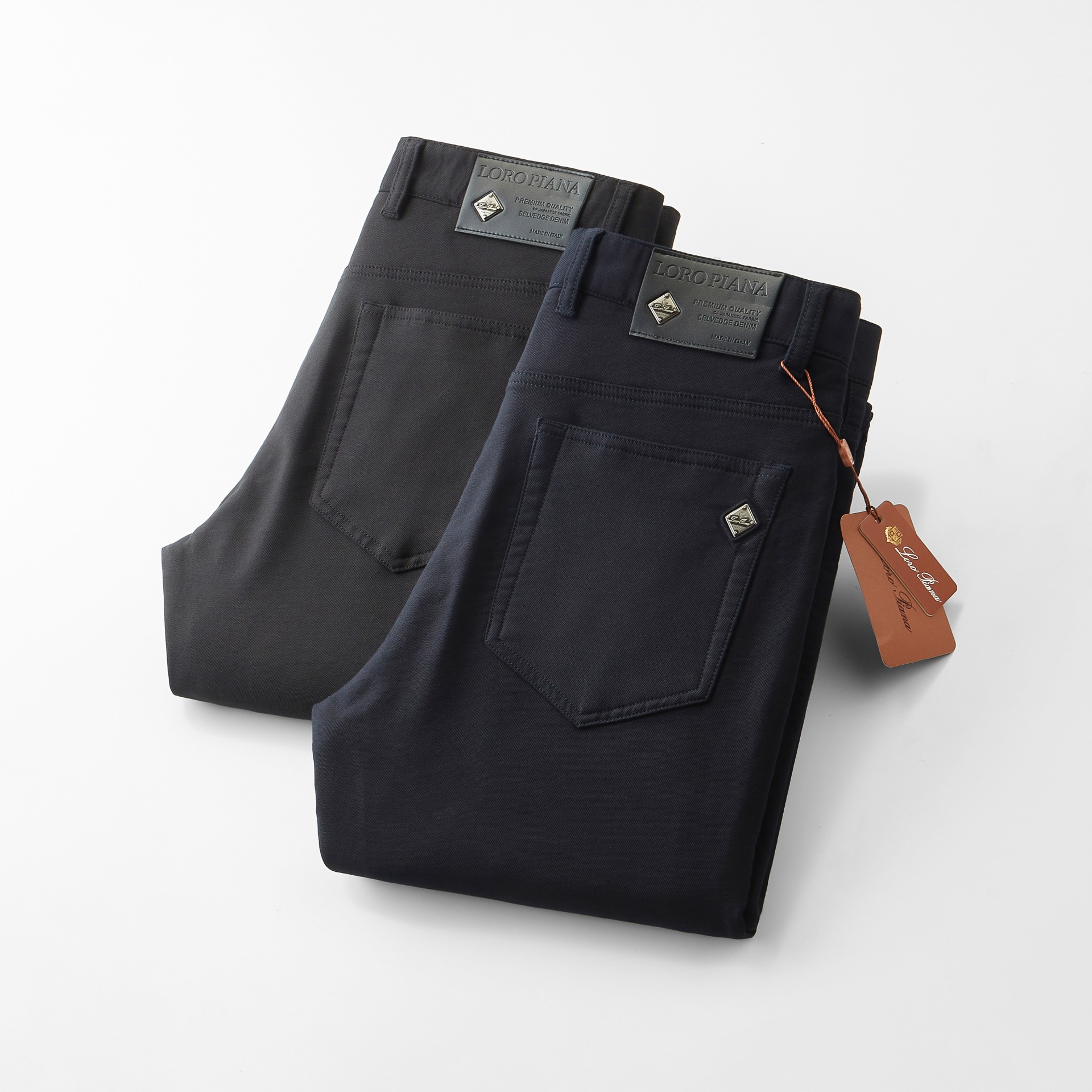 NO:530789,LP men's denim casual pants, official album poster outfit style!  Customer-supplied high-quality imported denim original color fabric, specially selected Japanese Okayama pure 13oz ounce denim fabric, heavy environmentally friendly plant enzyme washing process, the texture has a light retro color, which is quite beautiful, and is very suitable for the autumn and winter color matching. The fabric is soft and delicate after washing, but has a strong bones and a little elastic, providing an excellent comfort experience. There is no damage to any craft elements throughout the body, retaining the purest tannin color!  The whole body details are so perfect, exquisite and exquisite. The latest waist leather marks highlight the brand's characteristics, and hardware accessories, leather marks, and wiring all reflect craftsmanship!  The style is perfectly tailored, and the hip lifting effect is excellent. It can easily sweep any top matching in the wardrobe. It has extensive compatibility and is satisfied with various daily outfits. It has a lot of upper body styles and must-have trousers for quality control and 1V masturbation control!  Size 30-40 (no 35.37), loro piana, alexander wang19860909LP 男士丹宁休闲裤,官宣画册海报穿搭款！ 客供高级进口的丹宁原色面料,特选日本冈山纯正13oz 盎司牛仔布料,重磅环保植物酵素水洗工艺,肌理有着淡淡的复古色彩,相当漂亮,极符合秋冬的配色,面料经过水洗后柔软细腻,但筋骨感极强,且略带弹力,提供了绝佳的舒适体验,通身无任何工艺元素破坏,保留了最纯粹的丹宁本色！通身细节完美如斯,精湛且考究,最新的腰部皮标彰显了品牌特质,五金配件、皮标、走线无不体现出匠心工艺！版型剪裁完美,提臀修身效果绝佳,可轻松横扫衣橱任何的上装搭配,兼容性广泛,满足于日常各种穿搭,上身型款十足,于品质控及1V迷控者必入型裤装！ 尺码30—40（没35.37）,,loro piana,alexander wang,Men's clothing