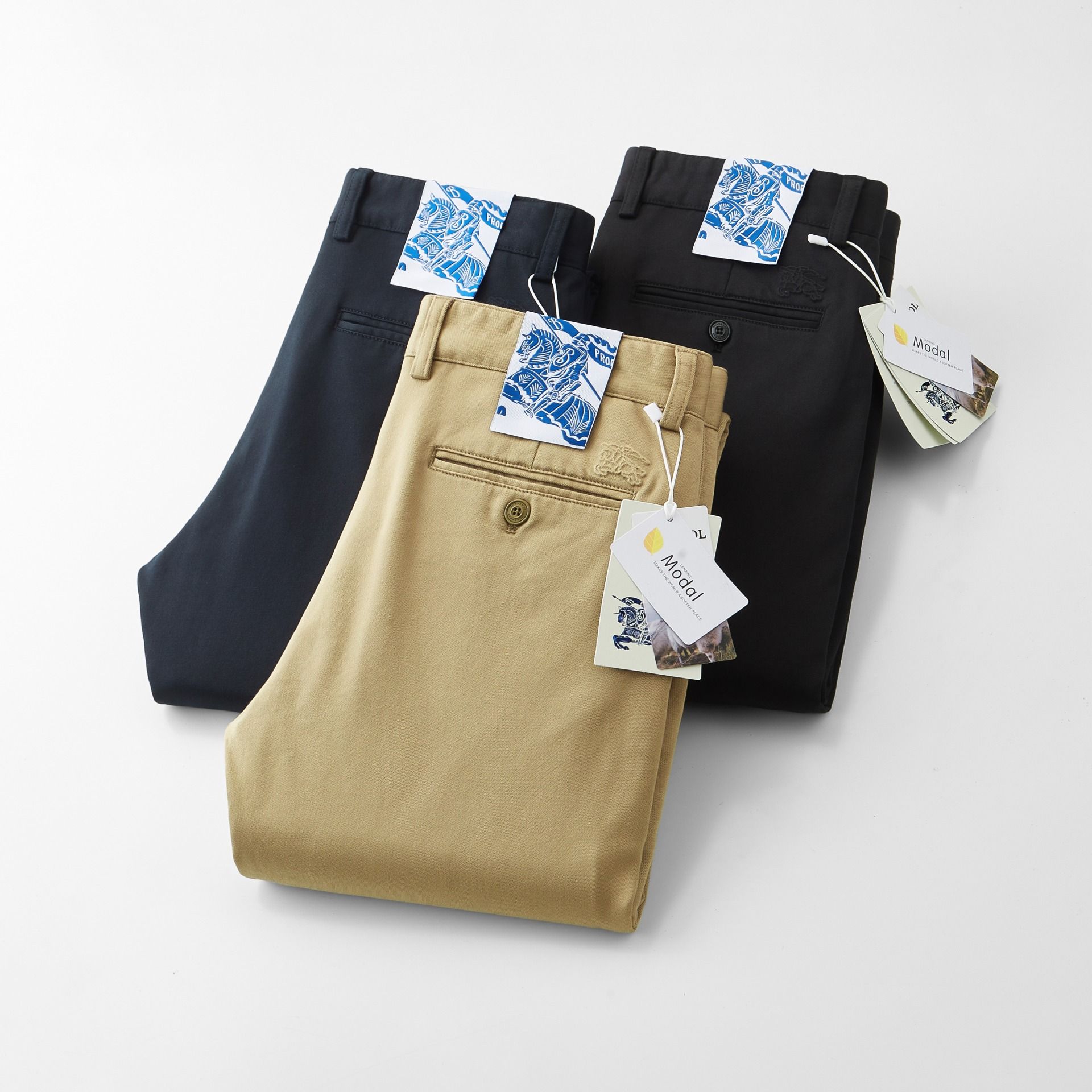 NO:528729,Burberry men's denim casual pants, official album poster outfit style!  Customer-supplied high-quality imported denim original color fabric, specially selected Japanese Okayama pure 13oz ounce denim fabric, heavy environmentally friendly plant enzyme washing process, the texture has a light retro color, which is quite beautiful, and is very suitable for the autumn and winter color matching. The fabric is soft and delicate after washing, but has a strong bones and a little elastic, providing an excellent comfort experience. There is no damage to any craft elements throughout the body, retaining the purest tannin color!  The whole body details are so perfect, exquisite and exquisite. The latest waist leather marks highlight the brand's characteristics, and hardware accessories, leather marks, and wiring all reflect craftsmanship!  The style is perfectly tailored, and the hip lifting effect is excellent. It can easily sweep any top matching in the wardrobe. It has extensive compatibility and is satisfied with various daily outfits. It has a lot of upper body styles and must-have trousers for quality control and 1V masturbation control!  Size 30-40 (no 35.37), Burberry, Burberry, Alexander wang19860909Burberry 巴宝莉 男士丹宁休闲裤,官宣画册海报穿搭款！ 客供高级进口的丹宁原色面料,特选日本冈山纯正13oz 盎司牛仔布料,重磅环保植物酵素水洗工艺,肌理有着淡淡的复古色彩,相当漂亮,极符合秋冬的配色,面料经过水洗后柔软细腻,但筋骨感极强,且略带弹力,提供了绝佳的舒适体验,通身无任何工艺元素破坏,保留了最纯粹的丹宁本色！通身细节完美如斯,精湛且考究,最新的腰部皮标彰显了品牌特质,五金配件、皮标、走线无不体现出匠心工艺！版型剪裁完美,提臀修身效果绝佳,可轻松横扫衣橱任何的上装搭配,兼容性广泛,满足于日常各种穿搭,上身型款十足,于品质控及1V迷控者必入型裤装！ 尺码30—40（没35.37）,,burberry,burberry,alexander wang,Men's clothing