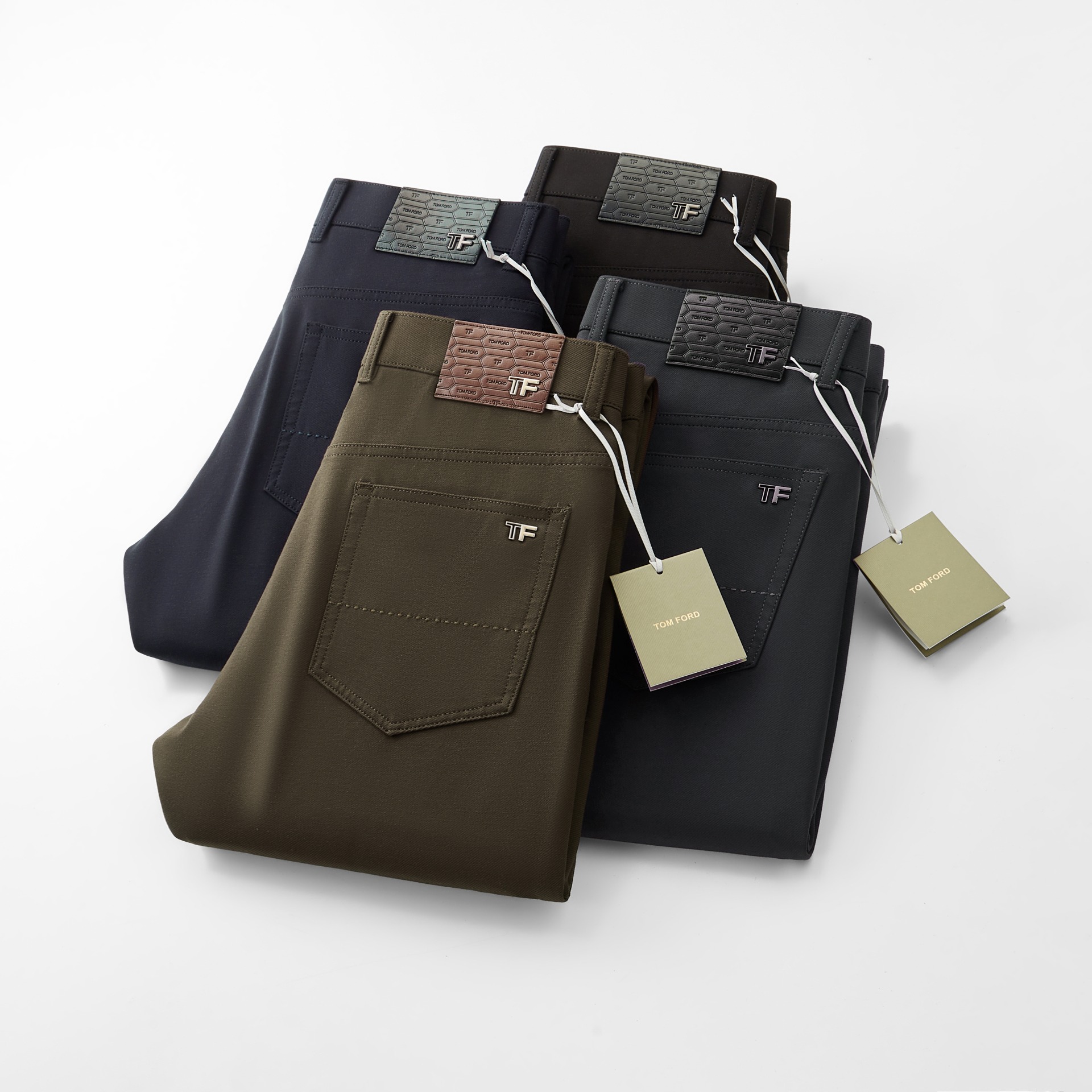 NO:528734,TF men's denim casual pants, official album poster outfit style!  Customer-supplied high-quality imported denim original color fabric, specially selected Japanese Okayama pure 13oz ounce denim fabric, heavy environmentally friendly plant enzyme washing process, the texture has a light retro color, which is quite beautiful, and is very suitable for the autumn and winter color matching. The fabric is soft and delicate after washing, but has a strong bones and a little elastic, providing an excellent comfort experience. There is no damage to any craft elements throughout the body, retaining the purest tannin color!  The whole body details are so perfect, exquisite and exquisite. The latest waist leather marks highlight the brand's characteristics, and hardware accessories, leather marks, and wiring all reflect craftsmanship!  The style is perfectly tailored, and the hip lifting effect is excellent. It can easily sweep any top matching in the wardrobe. It has extensive compatibility and is satisfied with various daily outfits. It has a lot of upper body styles and must-have trousers for quality control and 1V masturbation control!  Size 30-40 (no 35.37),,tom ford,alexander wang19860909TF 男士丹宁休闲裤,官宣画册海报穿搭款！ 客供高级进口的丹宁原色面料,特选日本冈山纯正13oz 盎司牛仔布料,重磅环保植物酵素水洗工艺,肌理有着淡淡的复古色彩,相当漂亮,极符合秋冬的配色,面料经过水洗后柔软细腻,但筋骨感极强,且略带弹力,提供了绝佳的舒适体验,通身无任何工艺元素破坏,保留了最纯粹的丹宁本色！通身细节完美如斯,精湛且考究,最新的腰部皮标彰显了品牌特质,五金配件、皮标、走线无不体现出匠心工艺！版型剪裁完美,提臀修身效果绝佳,可轻松横扫衣橱任何的上装搭配,兼容性广泛,满足于日常各种穿搭,上身型款十足,于品质控及1V迷控者必入型裤装！ 尺码30—40（没35.37）,,tom ford,alexander wang,Men's clothing