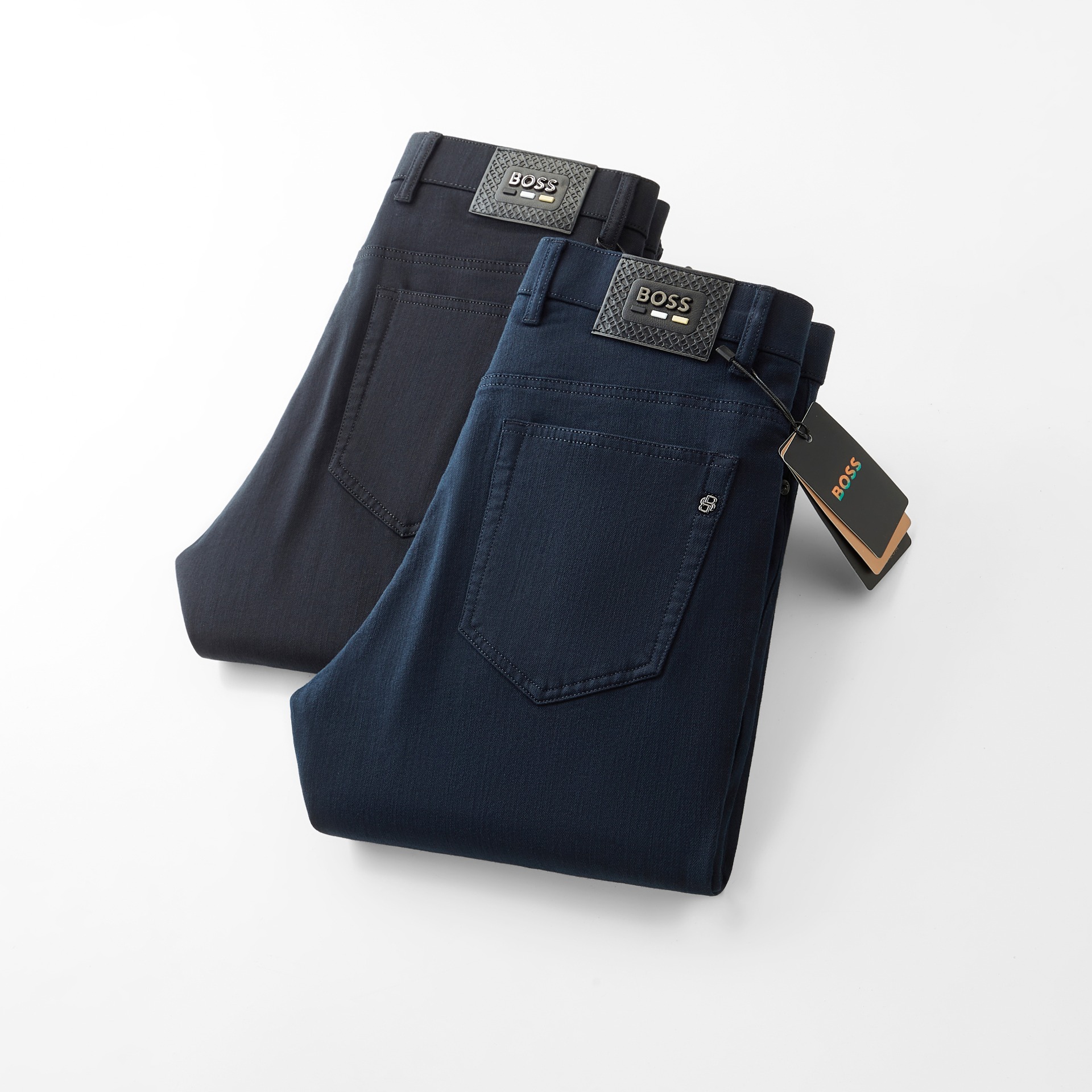 NO:528738,BOSS men's denim casual pants, official album poster outfit style!  Customer-supplied high-quality imported denim original color fabric, specially selected Japanese Okayama pure 13oz ounce denim fabric, heavy environmentally friendly plant enzyme washing process, the texture has a light retro color, which is quite beautiful, and is very suitable for the autumn and winter color matching. The fabric is soft and delicate after washing, but has a strong bones and a little elastic, providing an excellent comfort experience. There is no damage to any craft elements throughout the body, retaining the purest tannin color!  The whole body details are so perfect, exquisite and exquisite. The latest waist leather marks highlight the brand's characteristics, and hardware accessories, leather marks, and wiring all reflect craftsmanship!  The style is perfectly tailored, and the hip lifting effect is excellent. It can easily sweep any top matching in the wardrobe. It has extensive compatibility and is satisfied with various daily outfits. It has a lot of upper body styles and must-have trousers for quality control and 1V masturbation control!  Size 30-40 (no 35.37), alexander wang19860909BOSS 男士丹宁休闲裤,官宣画册海报穿搭款！ 客供高级进口的丹宁原色面料,特选日本冈山纯正13oz 盎司牛仔布料,重磅环保植物酵素水洗工艺,肌理有着淡淡的复古色彩,相当漂亮,极符合秋冬的配色,面料经过水洗后柔软细腻,但筋骨感极强,且略带弹力,提供了绝佳的舒适体验,通身无任何工艺元素破坏,保留了最纯粹的丹宁本色！通身细节完美如斯,精湛且考究,最新的腰部皮标彰显了品牌特质,五金配件、皮标、走线无不体现出匠心工艺！版型剪裁完美,提臀修身效果绝佳,可轻松横扫衣橱任何的上装搭配,兼容性广泛,满足于日常各种穿搭,上身型款十足,于品质控及1V迷控者必入型裤装！ 尺码30—40（没35.37）,,alexander wang,Men's clothing