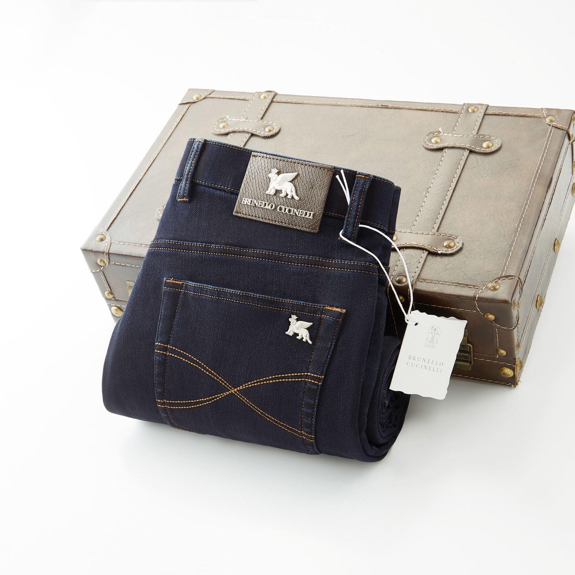 NO:528740,BC men's denim casual pants, official album poster outfit style!  Customer-supplied high-quality imported denim original color fabric, specially selected Japanese Okayama pure 13oz ounce denim fabric, heavy environmentally friendly plant enzyme washing process, the texture has a light retro color, which is quite beautiful, and is very suitable for the autumn and winter color matching. The fabric is soft and delicate after washing, but has a strong bones and a little elastic, providing an excellent comfort experience. There is no damage to any craft elements throughout the body, retaining the purest tannin color!  The whole body details are so perfect, exquisite and exquisite. The latest waist leather marks highlight the brand's characteristics, and hardware accessories, leather marks, and wiring all reflect craftsmanship!  The style is perfectly tailored, and the hip lifting effect is excellent. It can easily sweep any top matching in the wardrobe. It has extensive compatibility and is satisfied with various daily outfits. It has a lot of upper body styles and must-have trousers for quality control and 1V masturbation control!  Size 30-40 (no 35.37), alexander wang19860909BC 男士丹宁休闲裤,官宣画册海报穿搭款！ 客供高级进口的丹宁原色面料,特选日本冈山纯正13oz 盎司牛仔布料,重磅环保植物酵素水洗工艺,肌理有着淡淡的复古色彩,相当漂亮,极符合秋冬的配色,面料经过水洗后柔软细腻,但筋骨感极强,且略带弹力,提供了绝佳的舒适体验,通身无任何工艺元素破坏,保留了最纯粹的丹宁本色！通身细节完美如斯,精湛且考究,最新的腰部皮标彰显了品牌特质,五金配件、皮标、走线无不体现出匠心工艺！版型剪裁完美,提臀修身效果绝佳,可轻松横扫衣橱任何的上装搭配,兼容性广泛,满足于日常各种穿搭,上身型款十足,于品质控及1V迷控者必入型裤装！ 尺码30—40（没35.37）,,alexander wang,Men's clothing