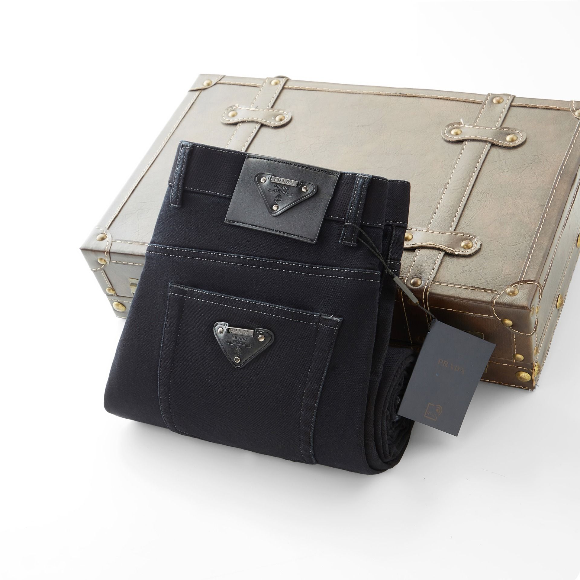 NO:528736,PRADA men's denim casual pants, official album poster outfit style!  Customer-supplied high-quality imported denim original color fabric, specially selected Japanese Okayama pure 13oz ounce denim fabric, heavy environmentally friendly plant enzyme washing process, the texture has a light retro color, which is quite beautiful, and is very suitable for the autumn and winter color matching. The fabric is soft and delicate after washing, but has a strong bones and a little elastic, providing an excellent comfort experience. There is no damage to any craft elements throughout the body, retaining the purest tannin color!  The whole body details are so perfect, exquisite and exquisite. The latest waist leather marks highlight the brand's characteristics, and hardware accessories, leather marks, and wiring all reflect craftsmanship!  The style is perfectly tailored, and the hip lifting effect is excellent. It can easily sweep any top matching in the wardrobe. It has extensive compatibility and is satisfied with various daily outfits. It has a lot of upper body styles and must-have trousers for quality control and 1V masturbation control!  Size 30-40 (no 35.37), prada, prada, alexander wang19860909PRADA 普拉达 男士丹宁休闲裤,官宣画册海报穿搭款！ 客供高级进口的丹宁原色面料,特选日本冈山纯正13oz 盎司牛仔布料,重磅环保植物酵素水洗工艺,肌理有着淡淡的复古色彩,相当漂亮,极符合秋冬的配色,面料经过水洗后柔软细腻,但筋骨感极强,且略带弹力,提供了绝佳的舒适体验,通身无任何工艺元素破坏,保留了最纯粹的丹宁本色！通身细节完美如斯,精湛且考究,最新的腰部皮标彰显了品牌特质,五金配件、皮标、走线无不体现出匠心工艺！版型剪裁完美,提臀修身效果绝佳,可轻松横扫衣橱任何的上装搭配,兼容性广泛,满足于日常各种穿搭,上身型款十足,于品质控及1V迷控者必入型裤装！ 尺码30—40（没35.37）,,prada,prada,alexander wang,Men's clothing