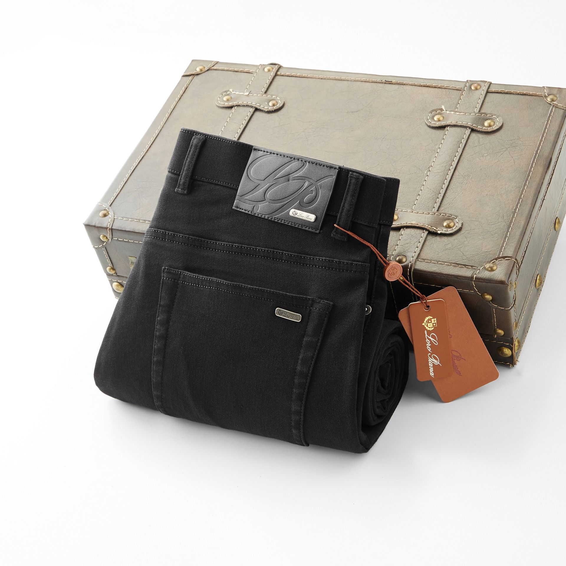 NO:528744,LP men's denim casual pants, official album poster outfit style!  Customer-supplied high-quality imported denim original color fabric, specially selected Japanese Okayama pure 13oz ounce denim fabric, heavy environmentally friendly plant enzyme washing process, the texture has a light retro color, which is quite beautiful, and is very suitable for the autumn and winter color matching. The fabric is soft and delicate after washing, but has a strong bones and a little elastic, providing an excellent comfort experience. There is no damage to any craft elements throughout the body, retaining the purest tannin color!  The whole body details are so perfect, exquisite and exquisite. The latest waist leather marks highlight the brand's characteristics, and hardware accessories, leather marks, and wiring all reflect craftsmanship!  The style is perfectly tailored, and the hip lifting effect is excellent. It can easily sweep any top matching in the wardrobe. It has extensive compatibility and is satisfied with various daily outfits. It has a lot of upper body styles and must-have trousers for quality control and 1V masturbation control!  Size 30-40 (no 35.37), loro piana, alexander wang19860909LP 男士丹宁休闲裤,官宣画册海报穿搭款！ 客供高级进口的丹宁原色面料,特选日本冈山纯正13oz 盎司牛仔布料,重磅环保植物酵素水洗工艺,肌理有着淡淡的复古色彩,相当漂亮,极符合秋冬的配色,面料经过水洗后柔软细腻,但筋骨感极强,且略带弹力,提供了绝佳的舒适体验,通身无任何工艺元素破坏,保留了最纯粹的丹宁本色！通身细节完美如斯,精湛且考究,最新的腰部皮标彰显了品牌特质,五金配件、皮标、走线无不体现出匠心工艺！版型剪裁完美,提臀修身效果绝佳,可轻松横扫衣橱任何的上装搭配,兼容性广泛,满足于日常各种穿搭,上身型款十足,于品质控及1V迷控者必入型裤装！ 尺码30—40（没35.37）,,loro piana,alexander wang,Men's clothing