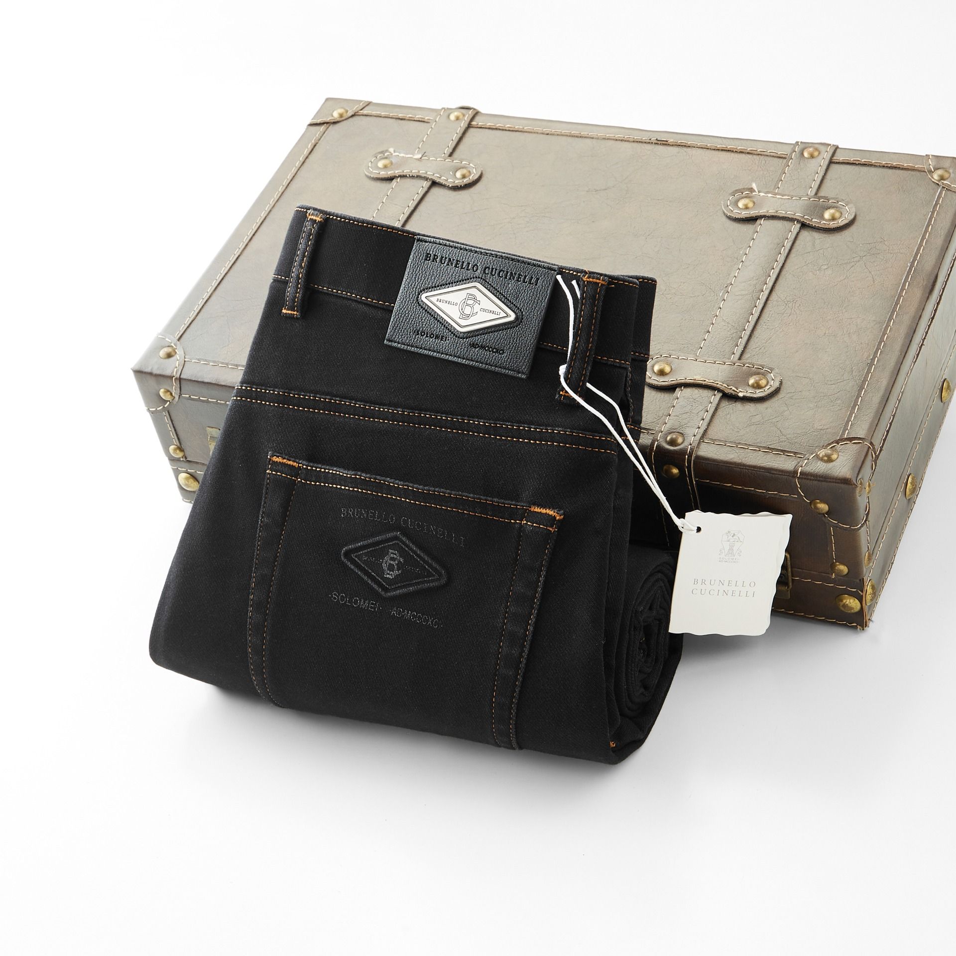 NO:528747,BC men's denim casual pants, official album poster outfit style!  Customer-supplied high-quality imported denim original color fabric, specially selected Japanese Okayama pure 13oz ounce denim fabric, heavy environmentally friendly plant enzyme washing process, the texture has a light retro color, which is quite beautiful, and is very suitable for the autumn and winter color matching. The fabric is soft and delicate after washing, but has a strong bones and a little elastic, providing an excellent comfort experience. There is no damage to any craft elements throughout the body, retaining the purest tannin color!  The whole body details are so perfect, exquisite and exquisite. The latest waist leather marks highlight the brand's characteristics, and hardware accessories, leather marks, and wiring all reflect craftsmanship!  The style is perfectly tailored, and the hip lifting effect is excellent. It can easily sweep any top matching in the wardrobe. It has extensive compatibility and is satisfied with various daily outfits. It has a lot of upper body styles and must-have trousers for quality control and 1V masturbation control!  Size 30-40 (no 35.37), alexander wang19860909BC 男士丹宁休闲裤,官宣画册海报穿搭款！ 客供高级进口的丹宁原色面料,特选日本冈山纯正13oz 盎司牛仔布料,重磅环保植物酵素水洗工艺,肌理有着淡淡的复古色彩,相当漂亮,极符合秋冬的配色,面料经过水洗后柔软细腻,但筋骨感极强,且略带弹力,提供了绝佳的舒适体验,通身无任何工艺元素破坏,保留了最纯粹的丹宁本色！通身细节完美如斯,精湛且考究,最新的腰部皮标彰显了品牌特质,五金配件、皮标、走线无不体现出匠心工艺！版型剪裁完美,提臀修身效果绝佳,可轻松横扫衣橱任何的上装搭配,兼容性广泛,满足于日常各种穿搭,上身型款十足,于品质控及1V迷控者必入型裤装！ 尺码30—40（没35.37）,,alexander wang,Men's clothing