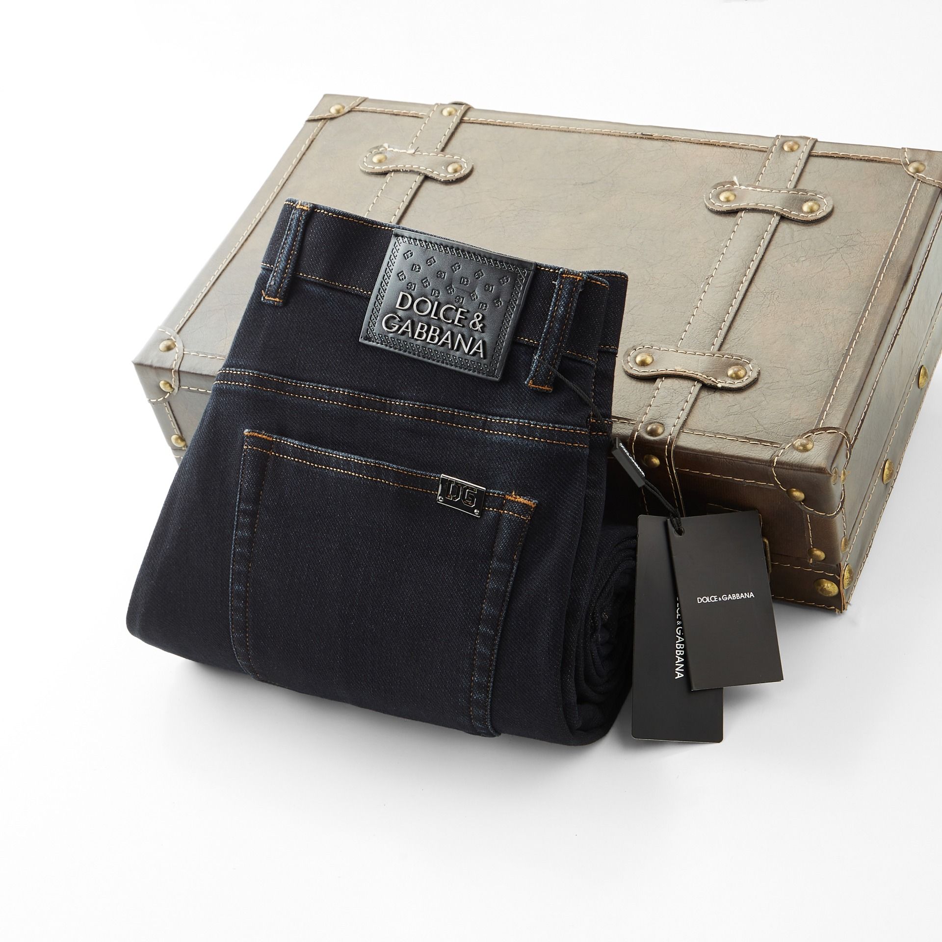 NO:528750,DG men's denim casual pants, official album poster outfit style!  Customer-supplied high-quality imported denim original color fabric, specially selected Japanese Okayama pure 13oz ounce denim fabric, heavy environmentally friendly plant enzyme washing process, the texture has a light retro color, which is quite beautiful, and is very suitable for the autumn and winter color matching. The fabric is soft and delicate after washing, but has a strong bones and a little elastic, providing an excellent comfort experience. There is no damage to any craft elements throughout the body, retaining the purest tannin color!  The whole body details are so perfect, exquisite and exquisite. The latest waist leather marks highlight the brand's characteristics, and hardware accessories, leather marks, and wiring all reflect craftsmanship!  The style is perfectly tailored, and the hip lifting effect is excellent. It can easily sweep any top matching in the wardrobe. It has extensive compatibility and is satisfied with various daily outfits. It has a lot of upper body styles and must-have trousers for quality control and 1V masturbation control!  Size 30-40 (no 35.37), alexander wang19860909DG 男士丹宁休闲裤,官宣画册海报穿搭款！ 客供高级进口的丹宁原色面料,特选日本冈山纯正13oz 盎司牛仔布料,重磅环保植物酵素水洗工艺,肌理有着淡淡的复古色彩,相当漂亮,极符合秋冬的配色,面料经过水洗后柔软细腻,但筋骨感极强,且略带弹力,提供了绝佳的舒适体验,通身无任何工艺元素破坏,保留了最纯粹的丹宁本色！通身细节完美如斯,精湛且考究,最新的腰部皮标彰显了品牌特质,五金配件、皮标、走线无不体现出匠心工艺！版型剪裁完美,提臀修身效果绝佳,可轻松横扫衣橱任何的上装搭配,兼容性广泛,满足于日常各种穿搭,上身型款十足,于品质控及1V迷控者必入型裤装！ 尺码30—40（没35.37）,,alexander wang,Men's clothing