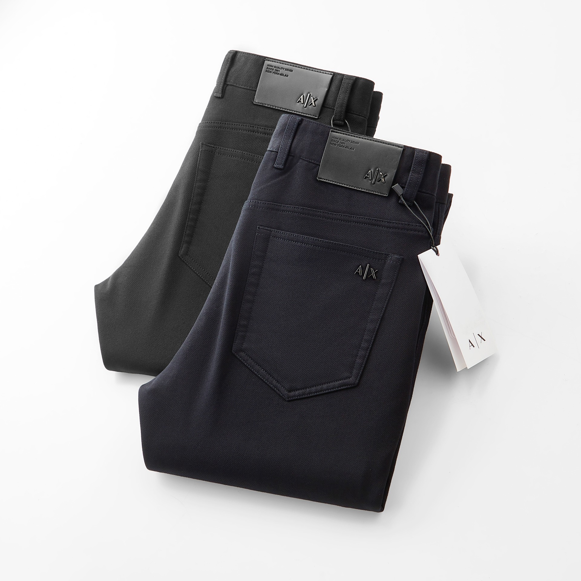 NO:528730,Armani Men's denim casual pants, official album poster outfit style!  Customer-supplied high-quality imported denim original color fabric, specially selected Japanese Okayama pure 13oz ounce denim fabric, heavy environmentally friendly plant enzyme washing process, the texture has a light retro color, which is quite beautiful, and is very suitable for the autumn and winter color matching. The fabric is soft and delicate after washing, but has a strong bones and a little elastic, providing an excellent comfort experience. There is no damage to any craft elements throughout the body, retaining the purest tannin color!  The whole body details are so perfect, exquisite and exquisite. The latest waist leather marks highlight the brand's characteristics, and hardware accessories, leather marks, and wiring all reflect craftsmanship!  The style is perfectly tailored, and the hip lifting effect is excellent. It can easily sweep any top matching in the wardrobe. It has extensive compatibility and is satisfied with various daily outfits. It has a lot of upper body styles and must-have trousers for quality control and 1V masturbation control!  Size 30-40 (no 35.37), Armani, Armani, Alexander wang19860909Armani 阿玛尼 男士丹宁休闲裤,官宣画册海报穿搭款！ 客供高级进口的丹宁原色面料,特选日本冈山纯正13oz 盎司牛仔布料,重磅环保植物酵素水洗工艺,肌理有着淡淡的复古色彩,相当漂亮,极符合秋冬的配色,面料经过水洗后柔软细腻,但筋骨感极强,且略带弹力,提供了绝佳的舒适体验,通身无任何工艺元素破坏,保留了最纯粹的丹宁本色！通身细节完美如斯,精湛且考究,最新的腰部皮标彰显了品牌特质,五金配件、皮标、走线无不体现出匠心工艺！版型剪裁完美,提臀修身效果绝佳,可轻松横扫衣橱任何的上装搭配,兼容性广泛,满足于日常各种穿搭,上身型款十足,于品质控及1V迷控者必入型裤装！ 尺码30—40（没35.37）,,armani,armani,alexander wang,Men's clothing