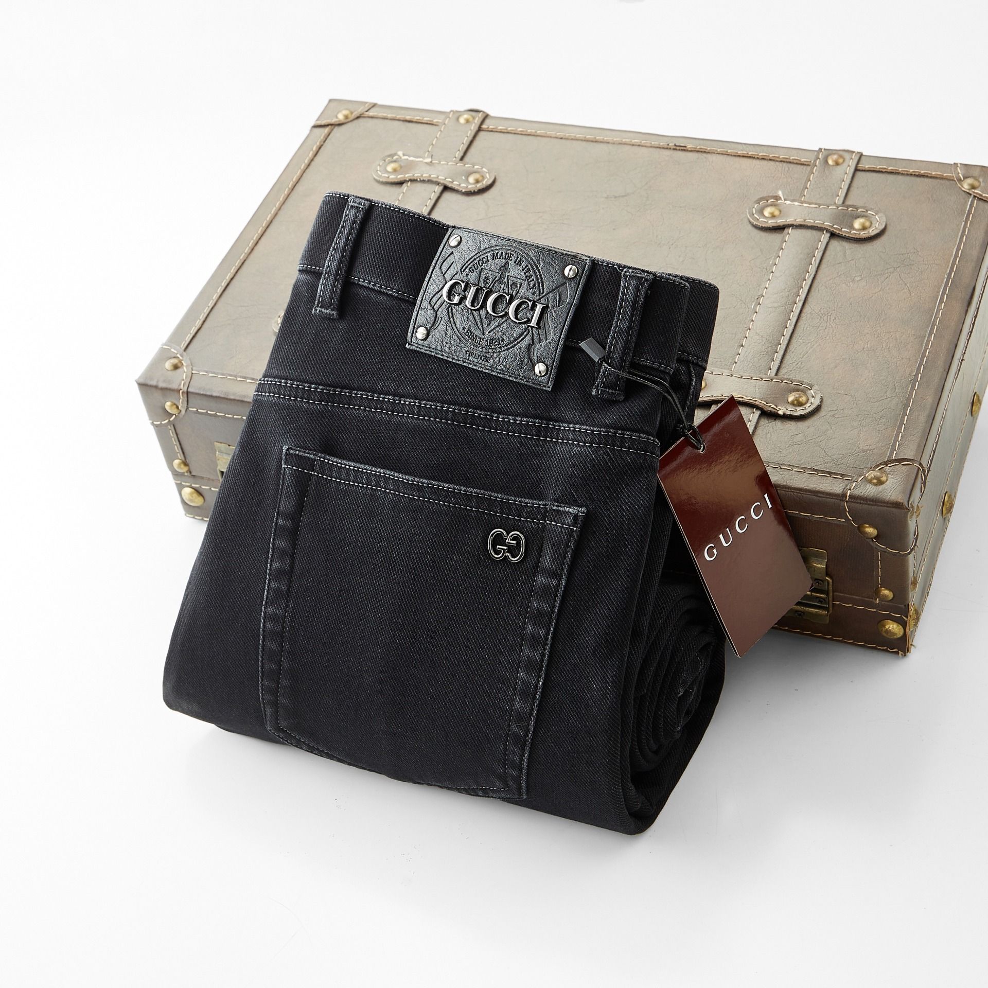 NO:528731,GUCCI Men's Denning Casual Pants, Officially announced album poster outfits!  Customer-supplied high-quality imported denim original color fabric, specially selected Japanese Okayama pure 13oz ounce denim fabric, heavy environmentally friendly plant enzyme washing process, the texture has a light retro color, which is quite beautiful, and is very suitable for the autumn and winter color matching. The fabric is soft and delicate after washing, but has a strong bones and a little elastic, providing an excellent comfort experience. There is no damage to any craft elements throughout the body, retaining the purest tannin color!  The whole body details are so perfect, exquisite and exquisite. The latest waist leather marks highlight the brand's characteristics, and hardware accessories, leather marks, and wiring all reflect craftsmanship!  The style is perfectly tailored, and the hip lifting effect is excellent. It can easily sweep any top matching in the wardrobe. It has extensive compatibility and is satisfied with various daily outfits. It has a lot of upper body styles and must-have trousers for quality control and 1V masturbation control!  Size 30-40 (no 35.37), gucci,alexander wang19860909GUCCI 古奇 男士丹宁休闲裤,官宣画册海报穿搭款！ 客供高级进口的丹宁原色面料,特选日本冈山纯正13oz 盎司牛仔布料,重磅环保植物酵素水洗工艺,肌理有着淡淡的复古色彩,相当漂亮,极符合秋冬的配色,面料经过水洗后柔软细腻,但筋骨感极强,且略带弹力,提供了绝佳的舒适体验,通身无任何工艺元素破坏,保留了最纯粹的丹宁本色！通身细节完美如斯,精湛且考究,最新的腰部皮标彰显了品牌特质,五金配件、皮标、走线无不体现出匠心工艺！版型剪裁完美,提臀修身效果绝佳,可轻松横扫衣橱任何的上装搭配,兼容性广泛,满足于日常各种穿搭,上身型款十足,于品质控及1V迷控者必入型裤装！ 尺码30—40（没35.37）,,gucci,alexander wang,Men's clothing