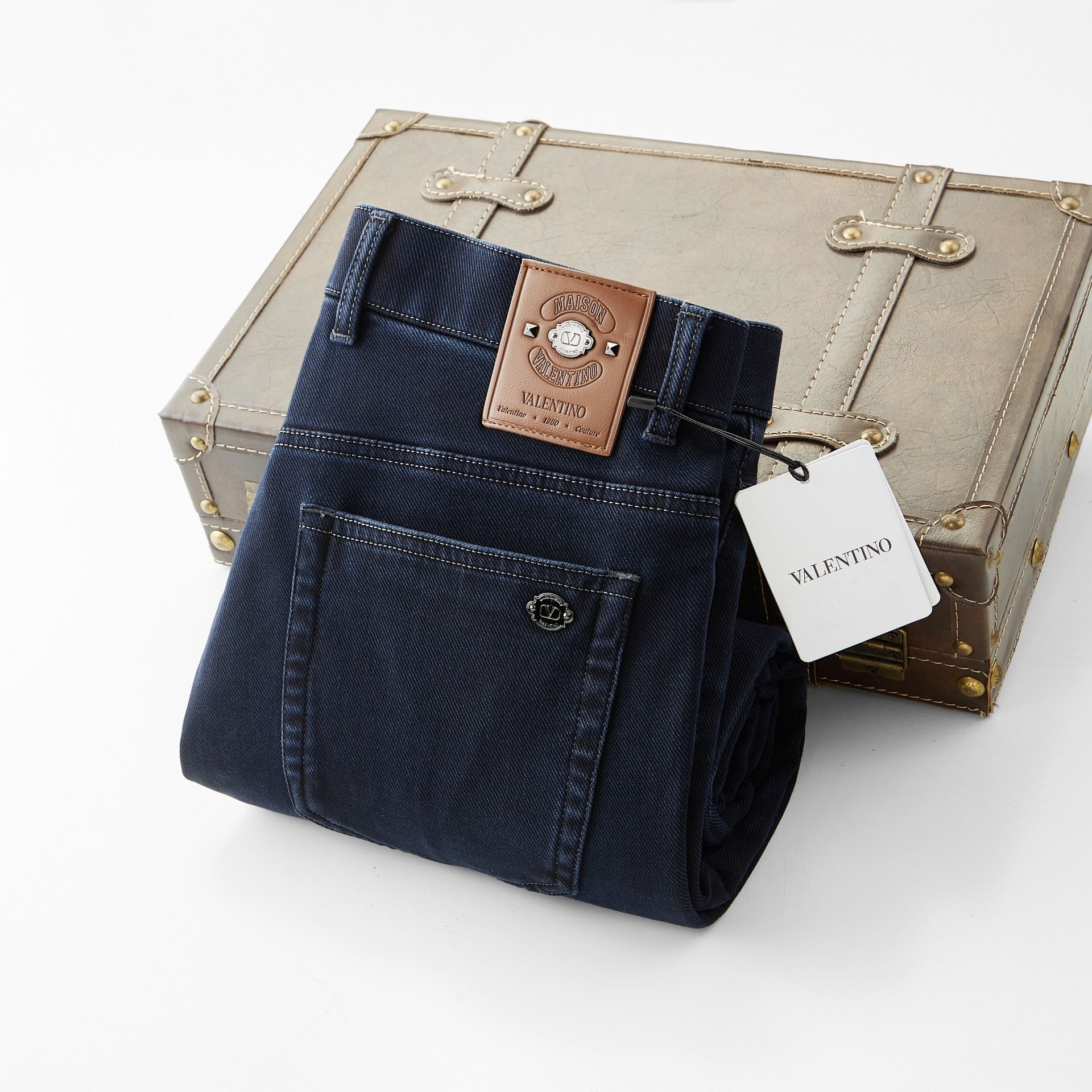 NO:528733,Valentino men's denim casual pants, official album poster outfit style!  Customer-supplied high-quality imported denim original color fabric, specially selected Japanese Okayama pure 13oz ounce denim fabric, heavy environmentally friendly plant enzyme washing process, the texture has a light retro color, which is quite beautiful, and is very suitable for the autumn and winter color matching. The fabric is soft and delicate after washing, but has a strong bones and a little elastic, providing an excellent comfort experience. There is no damage to any craft elements throughout the body, retaining the purest tannin color!  The whole body details are so perfect, exquisite and exquisite. The latest waist leather marks highlight the brand's characteristics, and hardware accessories, leather marks, and wiring all reflect craftsmanship!  The style is perfectly tailored, and the hip lifting effect is excellent. It can easily sweep any top matching in the wardrobe. It has extensive compatibility and is satisfied with various daily outfits. It has a lot of upper body styles and must-have trousers for quality control and 1V masturbation control!  Size 30-40 (no 35.37), valentino,alexander wang19860909华伦天奴 男士丹宁休闲裤,官宣画册海报穿搭款！ 客供高级进口的丹宁原色面料,特选日本冈山纯正13oz 盎司牛仔布料,重磅环保植物酵素水洗工艺,肌理有着淡淡的复古色彩,相当漂亮,极符合秋冬的配色,面料经过水洗后柔软细腻,但筋骨感极强,且略带弹力,提供了绝佳的舒适体验,通身无任何工艺元素破坏,保留了最纯粹的丹宁本色！通身细节完美如斯,精湛且考究,最新的腰部皮标彰显了品牌特质,五金配件、皮标、走线无不体现出匠心工艺！版型剪裁完美,提臀修身效果绝佳,可轻松横扫衣橱任何的上装搭配,兼容性广泛,满足于日常各种穿搭,上身型款十足,于品质控及1V迷控者必入型裤装！ 尺码30—40（没35.37）,,valentino,alexander wang,Men's clothing