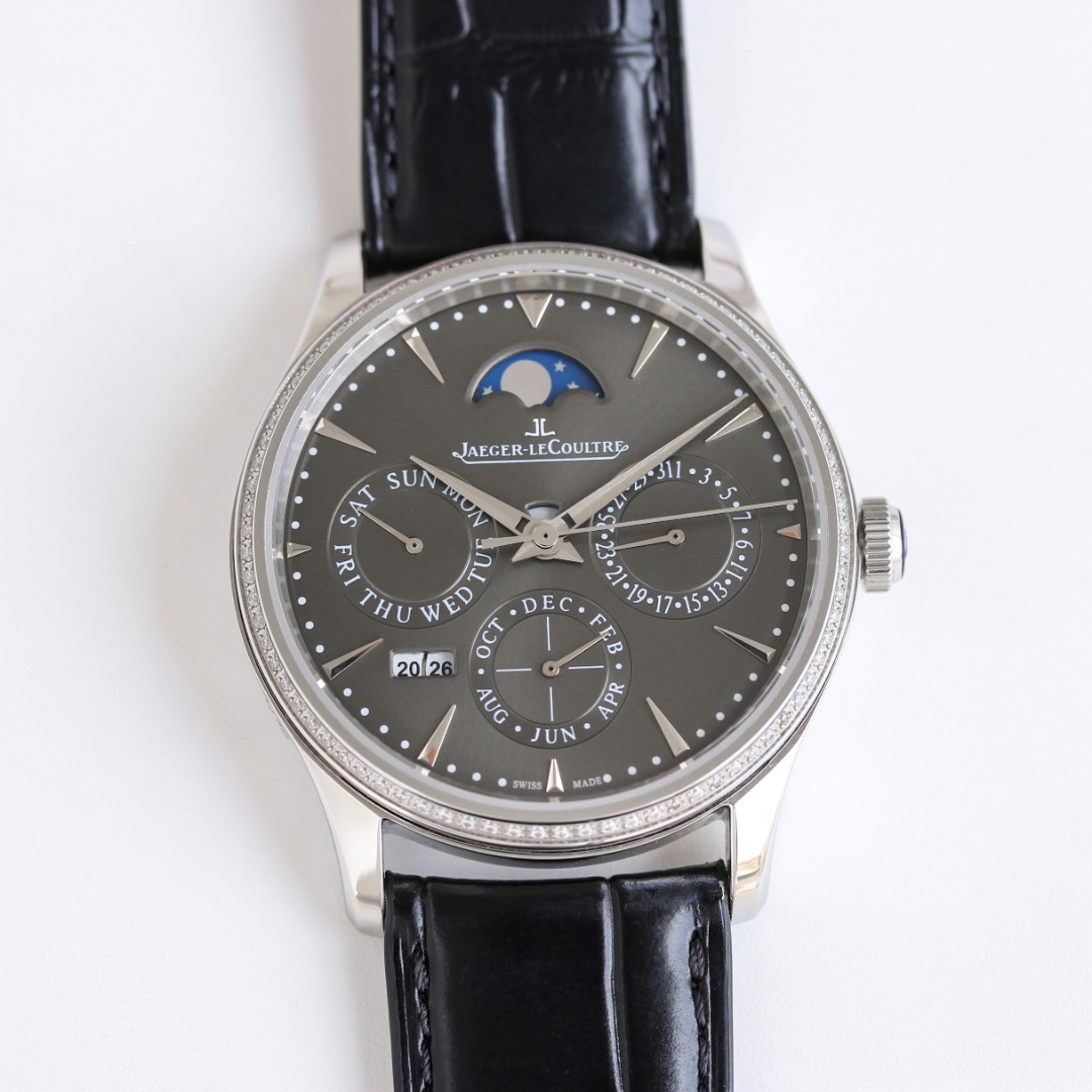 NO:662899,Another historical moment in the world of replicas, the “perpetual calendar”, one of the three complex functions of luxury watches, was successfully developed!  V9 Jaeger-LeCoultre Master Perpetual Calendar Automatic Mechanical Watch (official model white face 130842J, black face 1308470, gold face 1302520, gray face 130354J), Stephen.  The same watch as Stephen Strange. The V9 factory has realized all the functions of the original movement without changing the original 39mm diameter. The functions are as follows: 1. Perpetual calendar - the perpetual calendar year at 8 o'clock operates normally (2017-, you can return it to the factory for free to replace the year module). It can be adjusted through the hidden button on the case like the original one, and is better than the original reversible adjustment (the original year is irreversible, and you will need to repair it at your own expense after adjusting it);  2. Sun, moon and stars (annual calendar) - the date (3 o'clock), month (6 o'clock), and day of the week (9 o'clock) are all operating normally and can be adjusted manually (the date can be adjusted in both directions by pulling out the second gear, the month can be adjusted by the hidden button at 8 o'clock, and the day of the week can be driven by adjusting the pointer);  3. Warning window - a fan-shaped window located above the needle axis in the center of the dial. When it is displayed in white, the year can be manually adjusted. When it is displayed in blue, it is a restricted time period. It is best not to adjust the year in this area to avoid damaging the life of the movement. The same is true for the original version; 4. Moon phase disk - the moon phase window at 12 o'clock runs for 24 hours a week; 5. Hours, minutes and seconds - the same operation and adjustment as a conventional watch. Reason for purchase  1. Complete functions including perpetual calendar, annual calendar and all other functions, high grade, high playability, strong ornamental value, movement is in short supply; 2. The lettering is very similar to the lettering, thanks to the benefits of the original molding, the dial, font distribution and dial color of the product are close to the original lettering, it is difficult to distinguish without looking at the movement; 3. The size is practical and the diameter of 39mm can be used for business or leisure, and is versatile with formal and casual wear;  4. The Toffee pointer and the Toffee sword-shaped pointer are the iconic pointers of the Jaeger-LeCoultre brand (half sandblasted and half polished), not ordinary pointers produced by small manufacturers; 5. The public price is not high. The original ones on sale are basically steel models, around W (second-hand ones are about 8W). Currently, there is no one of the most cost-effective models with complex functions from first-line brands, and most people can handle it. (Warm reminder that the full calendar/annual calendar is not the same as the perpetual calendar. The full calendar/annual calendar only displays the 'sun, stars and month', while the perpetual calendar can directly display the year).  BUG 1. The original thickness is 9.2mm, while the V9 is 11.5mm, which is slightly thicker than the original. It is not easy to detect with the naked eye and does not affect the hands-on effect; 2. There are differences in the movement structure, which are caused by different basic movements. There are advantages and disadvantages. The similarity of the movements is not high, and the advantage is that it is better than the original year adjustment (V9 can be adjusted cyclically, the original is irreversible);  3. The original moon phase movement is 30 days a week, V9 is 24 hours, the additional functions do not affect the appearance and use, jaeger-lecoultre19860909复刻界的又一历史时刻,名表三大复杂功能之一的“万年历”研发成功！V9积家大师万年历自动机械表（官方型号白面130842J,黑面1308470,金面1302520,灰面130354J）,影片《奇异博士》中史蒂芬．史传奇（Stephen Strange）同款腕表.V9工厂在不改变原装39mm直径的情况下实现了原装机芯所有的功能. 功能如下 1、万年历——8点位置万年历年份正常运行（2017-,可免费返厂更换年份模块）,和原装一样可通过表壳隐藏按钮调整,且优于原装可逆调（原装的年份是不可逆的,调过了就要自费维修）； 2、日月星（年历）——日期（3点位）、月份（6点位）、星期（9点位）均正常传动运行,且可以手动调整（日期通过拔出第二档双向调整、月份通过8点位隐藏按钮调整、星期可通过调整指针带动）； 3、警示窗——位于表盘中央的针轴上方的一个扇形窗口,显示为白色时可手动调整年份,显示为蓝色时为禁区时间段,这个区域最好不要调年份,以免破坏机芯的寿命,原装也是如此； 4、月相盘——12点位置月相窗24小时运行一周； 5、时分秒——同常规手表运行和调整. 购买理由 1、功能齐全含万年历、年历等所有功能齐全,档次高、可玩性高、观赏性极强,机芯紧缺不可多得； 2、字面极像字面就是脸面,得益于原装开模的好处,产品98接近原装字面的字盘、字体分布和表盘成色,不看机芯是很难分辨的； 3、尺寸实用39mm的直径可以商务亦可休闲,正装休闲装都百搭； 4、太妃指针太妃剑型指针是积家品牌的标志指针（一半喷砂一半抛光）,非小厂货的普通指针； 5、公价不高原装在售基本是钢款,W左右（二手8W左右）,目前一线品牌复杂功能款中性价比最高的一款,没有之一,多数人可驾驭.（温馨提示全历/年历不等于万年历,全历/年历只有“日星月”显示,而万年历可以直接显示年份）. BUG 1、厚度原装为9.2mm,V9出品为11.5mm,比原装略厚一点,肉眼不易察觉,不影响上手效果； 2、机芯结构机芯结构有差距,基础机芯的不同所致,有利有弊弊在机芯相似度不高,利在优于原装的年份调整（V9可循环调整,原装不可逆）； 3、月相原装月相运动一周是30天,V9是24小时,附加功能不影响外观和使用,,jaeger-lecoultre,Watch