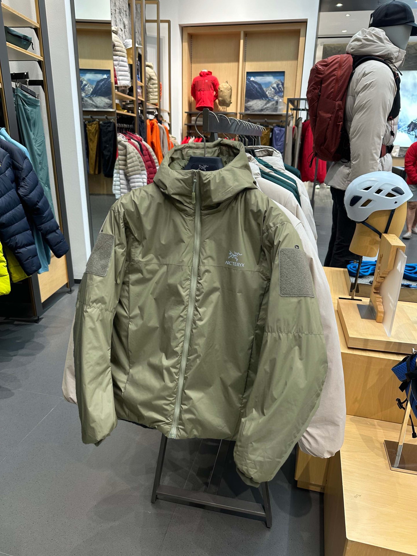 NO:612556,ARC’TERYX Archaeopteryx Military Edition Leaf Astro Boy Outdoor Windproof and Warm Hooded Cotton Jacket LT Lightweight Cotton Jacket This cotton jacket is available in three colors, with simple and elegant color matching to meet different occasions and personal needs. It uses three-proof fabrics with excellent windproof and waterproof properties, which can provide you with reliable protection no matter what kind of bad weather you face. The nylon lining inside is skin-friendly and delicate, giving gentle care to the skin and bringing an unparalleled comfortable experience.  What is particularly worth mentioning is that the unique Velcro design on the arms can be DIYed, allowing you to fully display your individual creativity and create your own fashion style. With high-quality materials and exquisite craftsmanship, Niaojia military bird cotton clothing brings you the perfect fusion of warmth and fashion. Choosing it means choosing a quality life. Color: black, gray, military green, size: M-2XL, jil sanderarc'teryx, hats, alexander wang19860909ARC’TERYX始祖鸟军版Leaf阿童木户外防风保暖连帽棉衣 LT轻量化棉服 这款棉服有三色可选,简约大气的色彩搭配,满足不同场合与个性需求. 其采用三防面料,具备出色的防风、防水性能,无论面对何种恶劣天气,都能为你提可靠的防护.内部的尼龙里布亲肤细腻,给予肌肤温柔呵护,带来无与伦比的舒适体验. 尤为值得一提的是,手臂处独特的魔术贴设计,可进行 DIY,让你充分展现个性创意,打造专属于自己的时尚风格. 鸟家军鸟棉服,以高品质的材料和精湛的工艺,为你带来温暖与时尚的完美融合.选择它,就是选择品质生活. 颜色黑色 灰色 军绿 尺码M-2XL,,jil sanderarc'teryx,hats,alexander wang,Men's clothing
