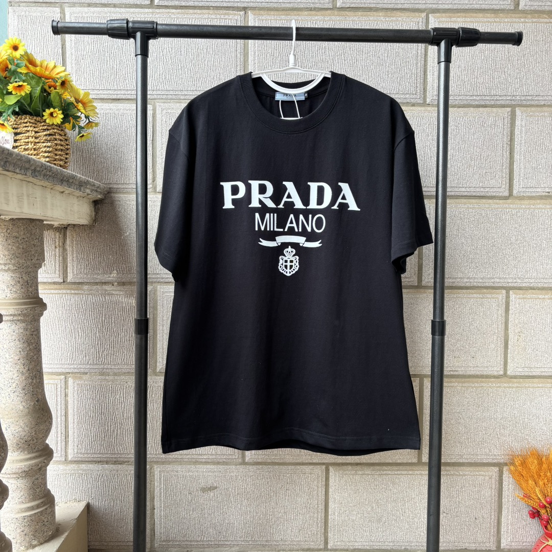 💰75
Prada/普拉达男士夏季新款时尚休闲百搭圆领短袖T恤男女同款
纯棉面料，舒适又透气 版型宽松非常百搭，高级经典大logo。显得高级时尚，整体看起来酷酷的，也能够轻松搭配各种衣服，日常穿搭毫不费力 
Oversize 廓形能够容纳各种身材，经典好穿，时髦单品，品质控必入系列环保染色，品质稳定质地细腻，柔软舒适短袖，活力满满的从不挑人剪裁宽松立体版型延续经典随意时髦感与生俱来！男女同款
颜色：黑色  白色
尺码：S~XL（尺码表见图九）
