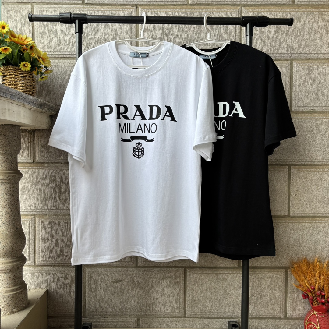 💰75
Prada/普拉达男士夏季新款时尚休闲百搭圆领短袖T恤男女同款
纯棉面料，舒适又透气 版型宽松非常百搭，高级经典大logo。显得高级时尚，整体看起来酷酷的，也能够轻松搭配各种衣服，日常穿搭毫不费力 
Oversize 廓形能够容纳各种身材，经典好穿，时髦单品，品质控必入系列环保染色，品质稳定质地细腻，柔软舒适短袖，活力满满的从不挑人剪裁宽松立体版型延续经典随意时髦感与生俱来！男女同款
颜色：黑色  白色
尺码：S~XL（尺码表见图九）
