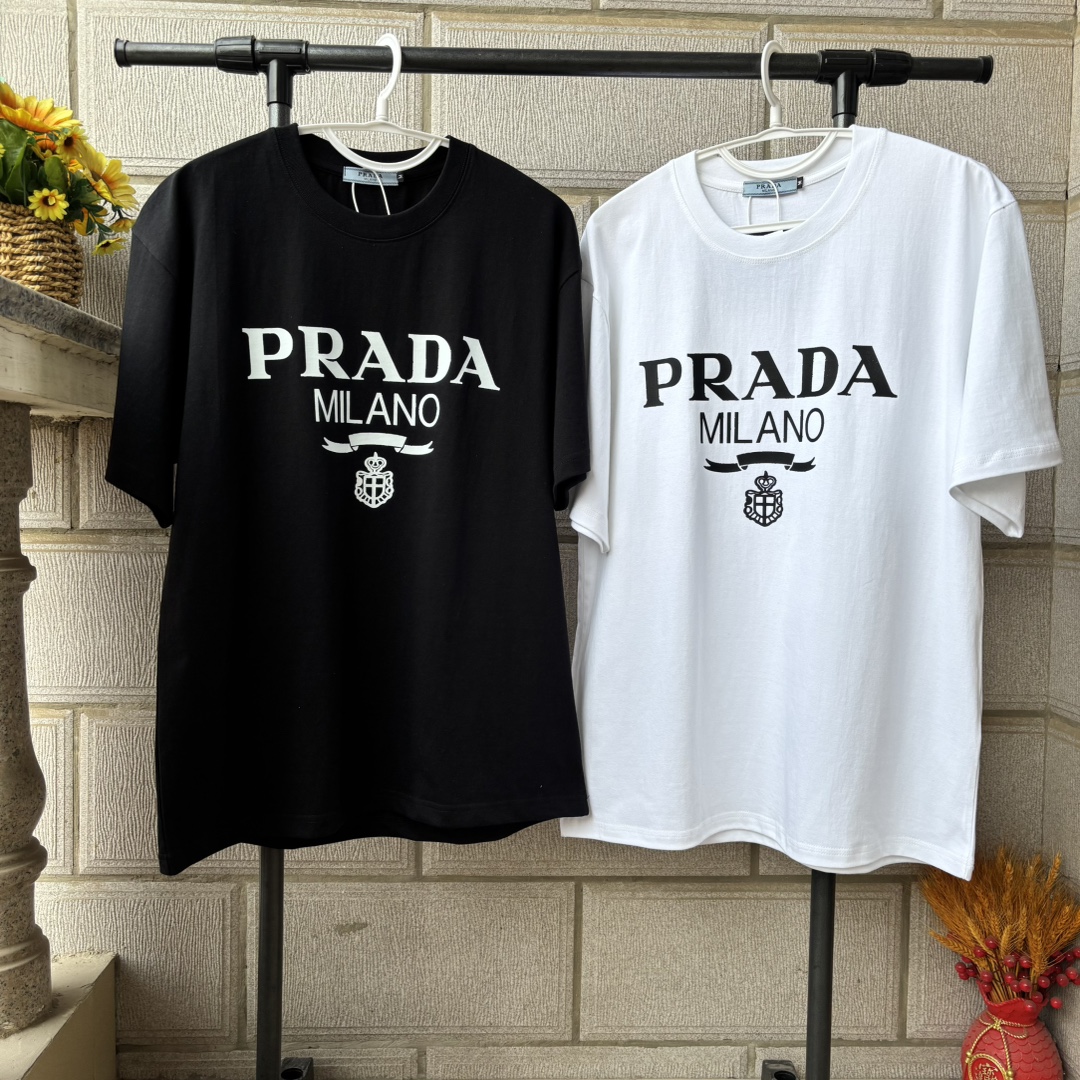💰75
Prada/普拉达男士夏季新款时尚休闲百搭圆领短袖T恤男女同款
纯棉面料，舒适又透气 版型宽松非常百搭，高级经典大logo。显得高级时尚，整体看起来酷酷的，也能够轻松搭配各种衣服，日常穿搭毫不费力 
Oversize 廓形能够容纳各种身材，经典好穿，时髦单品，品质控必入系列环保染色，品质稳定质地细腻，柔软舒适短袖，活力满满的从不挑人剪裁宽松立体版型延续经典随意时髦感与生俱来！男女同款
颜色：黑色  白色
尺码：S~XL（尺码表见图九）
