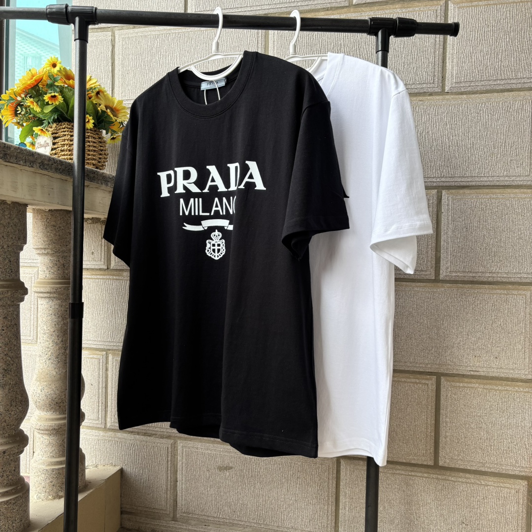 💰75
Prada/普拉达男士夏季新款时尚休闲百搭圆领短袖T恤男女同款
纯棉面料，舒适又透气 版型宽松非常百搭，高级经典大logo。显得高级时尚，整体看起来酷酷的，也能够轻松搭配各种衣服，日常穿搭毫不费力 
Oversize 廓形能够容纳各种身材，经典好穿，时髦单品，品质控必入系列环保染色，品质稳定质地细腻，柔软舒适短袖，活力满满的从不挑人剪裁宽松立体版型延续经典随意时髦感与生俱来！男女同款
颜色：黑色  白色
尺码：S~XL（尺码表见图九）
