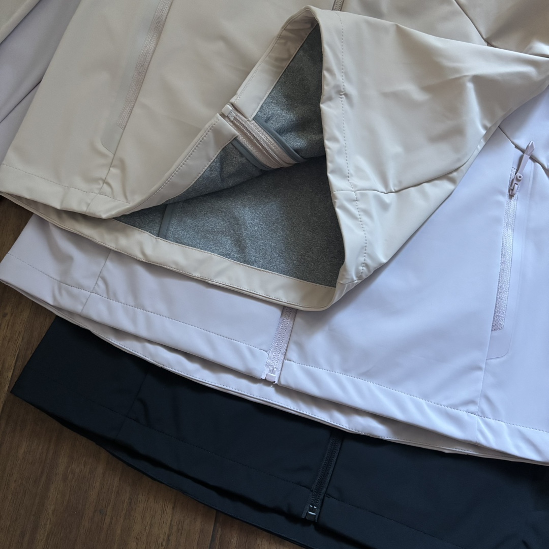 版本🐮货 上新💰295 高品质，雪梨纸精包装
DESCENTE迪桑特25秋季新品！女士全天候户外运动徒步爬山冲锋衣外套！掌柜力荐！太赞啦！线上线下同步！无论版型还是品质都没得挑了这款！全锦纶材质！手感灰常细腻柔顺！户外防风防水防污特性兼有！这不仅仅是惊喜！更多的是震撼了！日常通勤穿搭或户外徒步爬山都能轻松驾驭！轻松抵御各种恶劣天气！工艺细节做的都一丝不苟！手感党必入喜欢的千万别错过！

颜色：浅紫色 粉色 黑色
尺码：L-3XL（尺码表见图九）

