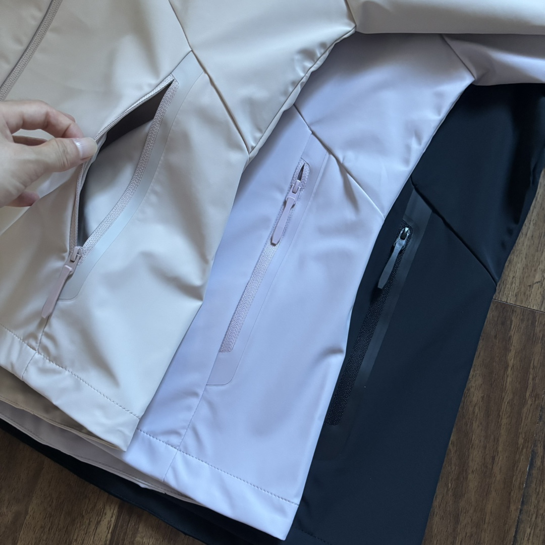 版本🐮货 上新💰295 高品质，雪梨纸精包装
DESCENTE迪桑特25秋季新品！女士全天候户外运动徒步爬山冲锋衣外套！掌柜力荐！太赞啦！线上线下同步！无论版型还是品质都没得挑了这款！全锦纶材质！手感灰常细腻柔顺！户外防风防水防污特性兼有！这不仅仅是惊喜！更多的是震撼了！日常通勤穿搭或户外徒步爬山都能轻松驾驭！轻松抵御各种恶劣天气！工艺细节做的都一丝不苟！手感党必入喜欢的千万别错过！

颜色：浅紫色 粉色 黑色
尺码：L-3XL（尺码表见图九）

