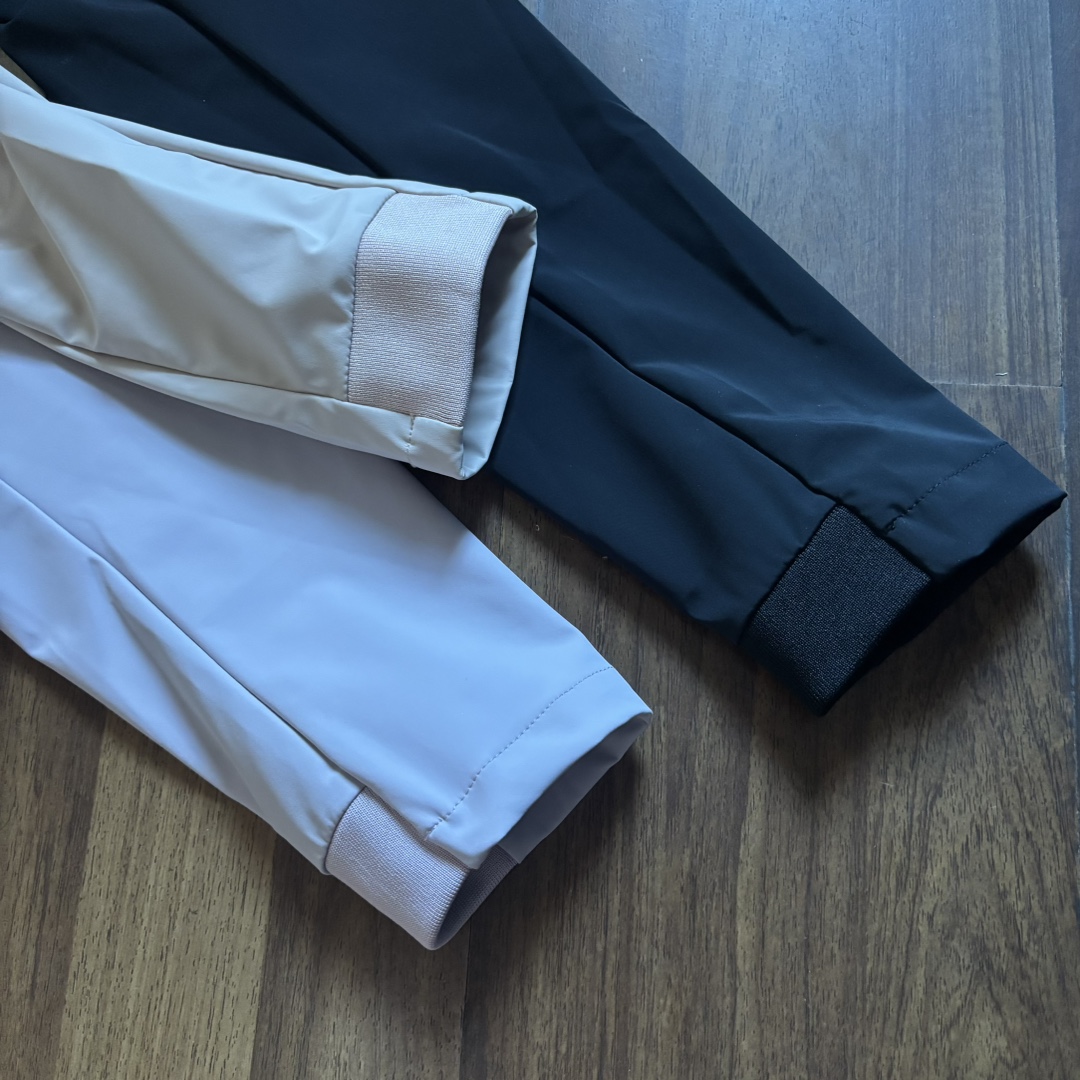 版本🐮货 上新💰295 高品质，雪梨纸精包装
DESCENTE迪桑特25秋季新品！女士全天候户外运动徒步爬山冲锋衣外套！掌柜力荐！太赞啦！线上线下同步！无论版型还是品质都没得挑了这款！全锦纶材质！手感灰常细腻柔顺！户外防风防水防污特性兼有！这不仅仅是惊喜！更多的是震撼了！日常通勤穿搭或户外徒步爬山都能轻松驾驭！轻松抵御各种恶劣天气！工艺细节做的都一丝不苟！手感党必入喜欢的千万别错过！

颜色：浅紫色 粉色 黑色
尺码：L-3XL（尺码表见图九）

