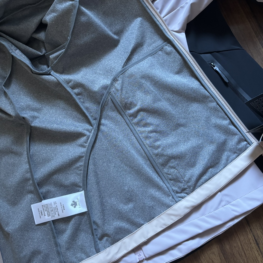 版本🐮货 上新💰295 高品质，雪梨纸精包装
DESCENTE迪桑特25秋季新品！女士全天候户外运动徒步爬山冲锋衣外套！掌柜力荐！太赞啦！线上线下同步！无论版型还是品质都没得挑了这款！全锦纶材质！手感灰常细腻柔顺！户外防风防水防污特性兼有！这不仅仅是惊喜！更多的是震撼了！日常通勤穿搭或户外徒步爬山都能轻松驾驭！轻松抵御各种恶劣天气！工艺细节做的都一丝不苟！手感党必入喜欢的千万别错过！

颜色：浅紫色 粉色 黑色
尺码：L-3XL（尺码表见图九）

