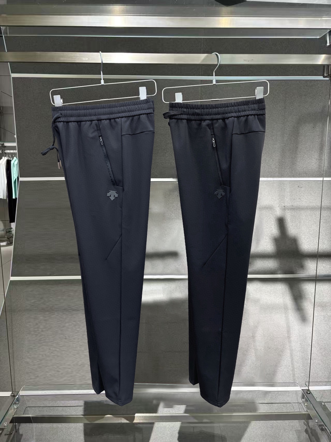 💰110
DESCENTE迪桑特25秋季新品！男士鼎尖户外休闲运动防水防风透气长裤！掌柜力荐！线上线下同步！客供面料！88%锦纶+12%氨纶！抗皱免烫！透气垂感强！防水防风！3D立体拼接裁剪工艺！版型很赞！上身帅炸了！谁穿谁好看系列！耐磨耐穿！百搭不挑人！喜欢的别错过！

颜色：黑色，深灰色
尺码：L-4XL（尺码表见图九）