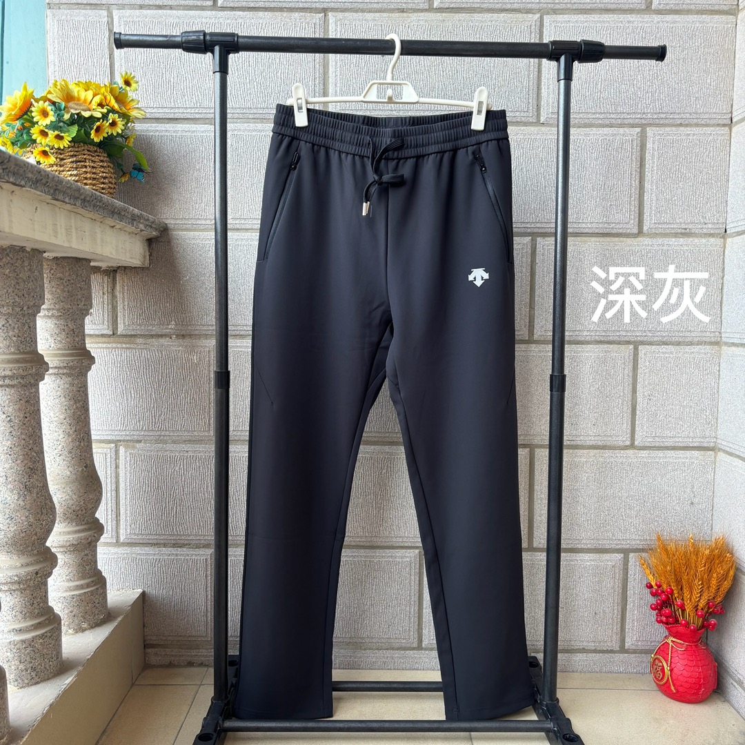 💰110
DESCENTE迪桑特25秋季新品！男士鼎尖户外休闲运动防水防风透气长裤！掌柜力荐！线上线下同步！客供面料！88%锦纶+12%氨纶！抗皱免烫！透气垂感强！防水防风！3D立体拼接裁剪工艺！版型很赞！上身帅炸了！谁穿谁好看系列！耐磨耐穿！百搭不挑人！喜欢的别错过！

颜色：黑色，深灰色
尺码：L-4XL（尺码表见图九）