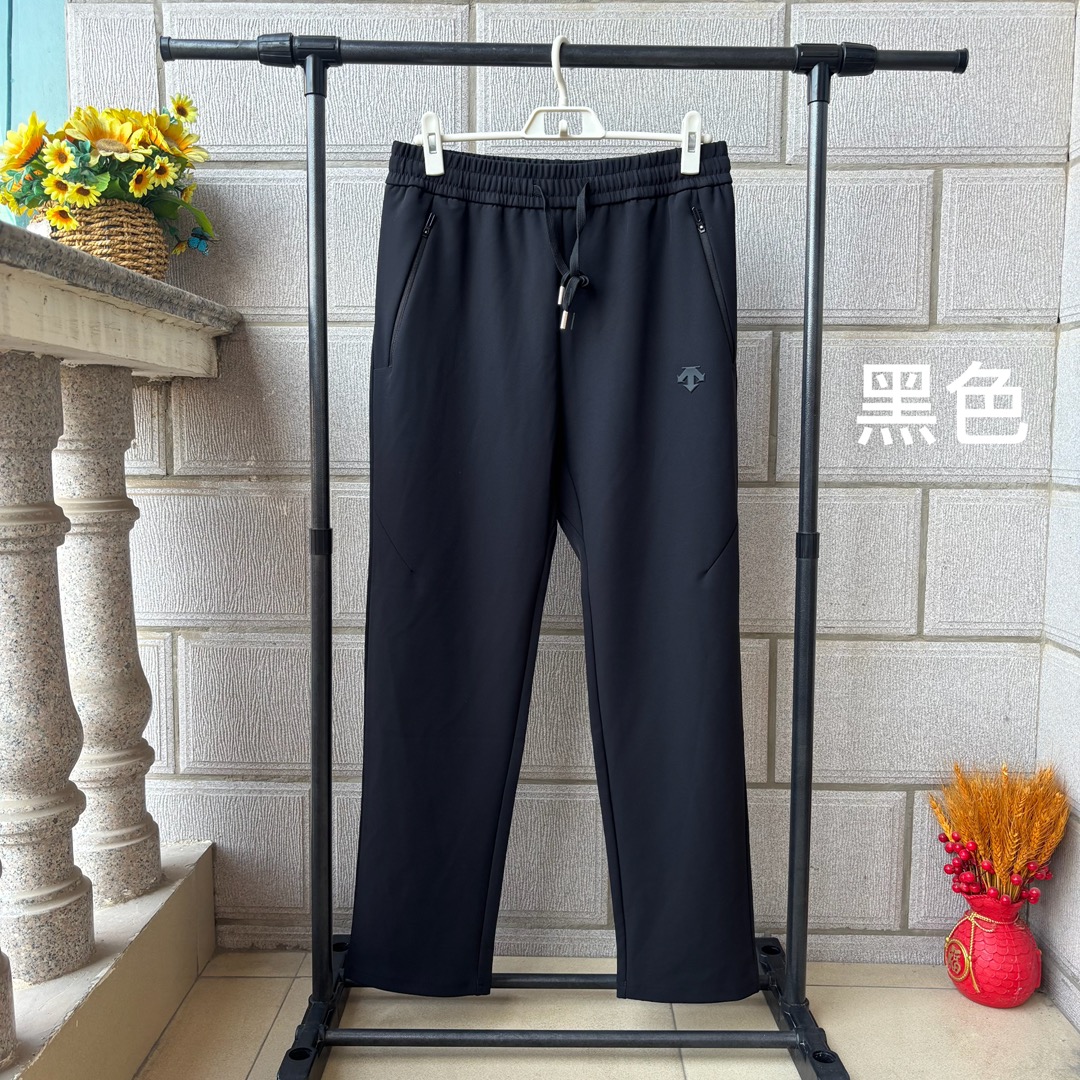 💰110
DESCENTE迪桑特25秋季新品！男士鼎尖户外休闲运动防水防风透气长裤！掌柜力荐！线上线下同步！客供面料！88%锦纶+12%氨纶！抗皱免烫！透气垂感强！防水防风！3D立体拼接裁剪工艺！版型很赞！上身帅炸了！谁穿谁好看系列！耐磨耐穿！百搭不挑人！喜欢的别错过！

颜色：黑色，深灰色
尺码：L-4XL（尺码表见图九）
