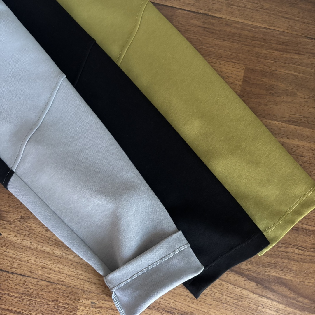 🛒150💰『常熟纯原高端货』✅每日新品上新,质量品质放心,三标齐全版本,高品质，雪梨纸精包装
DESCENTE/迪桑特25秋季新款！男士户外运动休闲健康罗马布针织长袖卫衣上衣！掌柜力荐！观网门店同步！客供罗马布健康面料！全身拼接裁剪工艺！无论版型还是面料做工都没得挑！手感细腻舒适！透气吸湿！顺滑有弹力！抗皱垂感强！日常通勤或者户外运动等都能驾驭！喜欢的别错过！

颜色：黑色，灰色，绿色
尺码：M-2XL（尺码表见图九）

