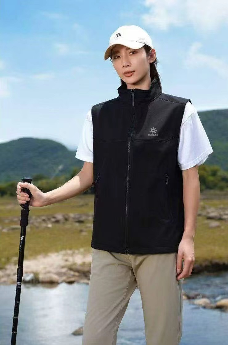 💰110 刺绣款 高品质雪梨纸精包装
KAILAS/凯乐石26春季新款！男士户外运动休闲防风防水刺绣背心马甲！掌柜力荐！线上线下同步！区别市面通货！经典百搭不挑人！日常通勤户外运动徒步爬山必备款！胸前精致的小太阳刺绣！上身好看！完全不挑人系列！耐磨耐穿！喜欢的别错过！

颜色黑色绿色藏青黄色冰蓝色
尺码M-4XL（尺码表见图九）

