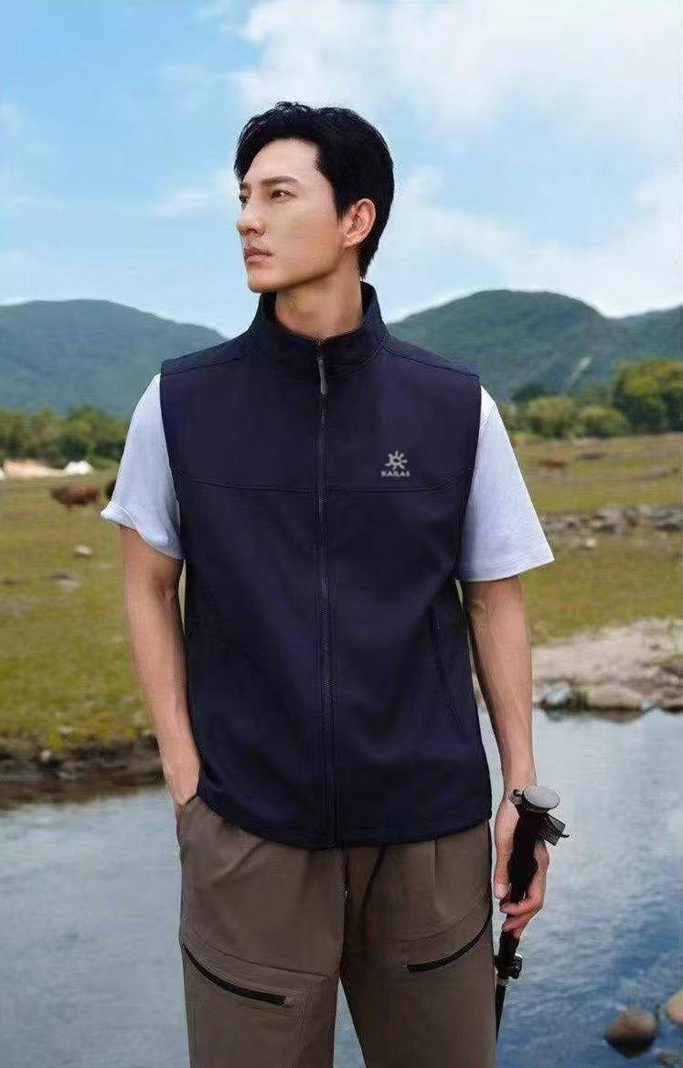 💰110 刺绣款 高品质雪梨纸精包装
KAILAS/凯乐石26春季新款！男士户外运动休闲防风防水刺绣背心马甲！掌柜力荐！线上线下同步！区别市面通货！经典百搭不挑人！日常通勤户外运动徒步爬山必备款！胸前精致的小太阳刺绣！上身好看！完全不挑人系列！耐磨耐穿！喜欢的别错过！

颜色黑色绿色藏青黄色冰蓝色
尺码M-4XL（尺码表见图九）

