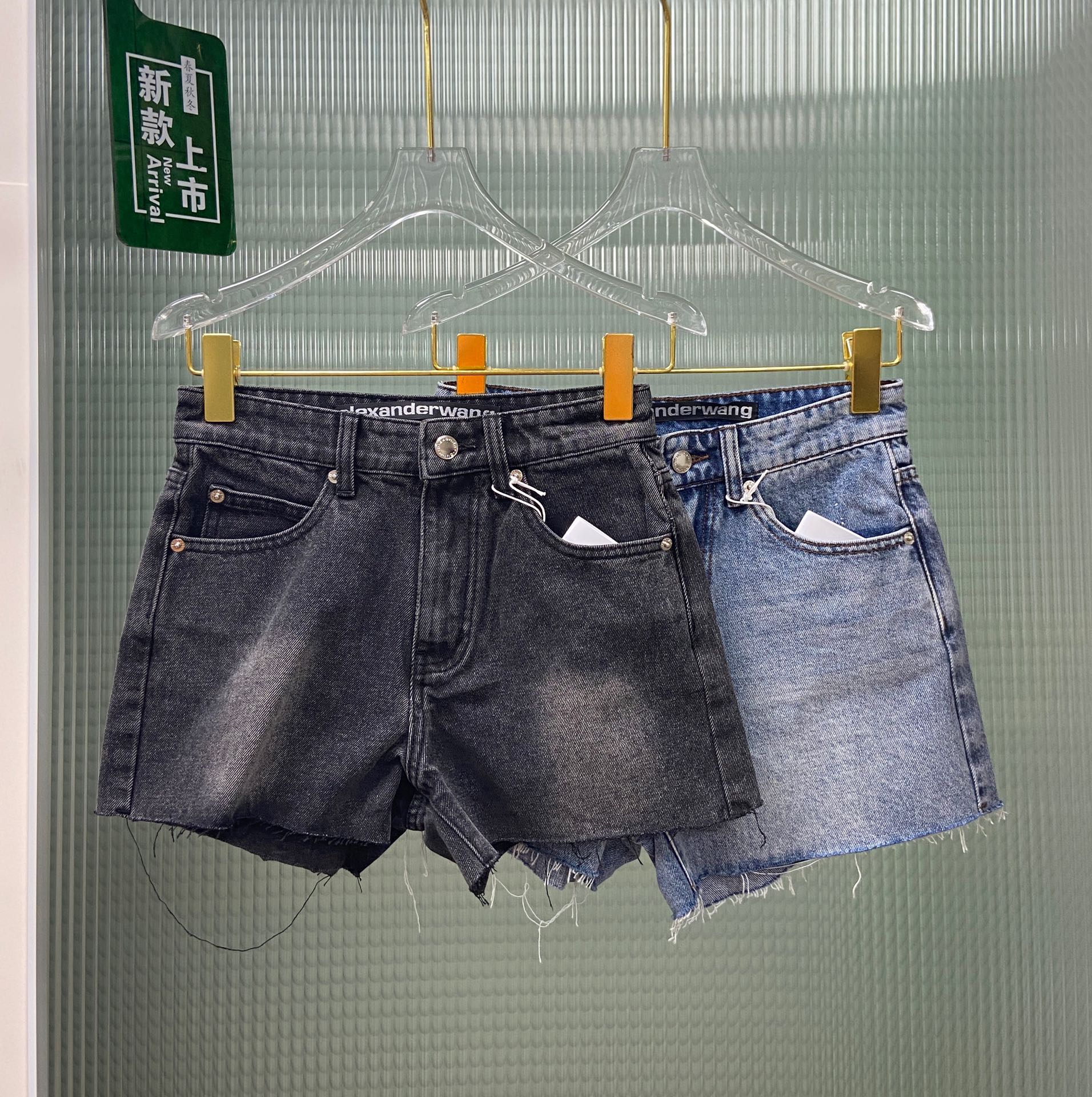 alexanderwang2024新款大王牛仔直筒短裤，设计个性十足。单色SML@1zswql
