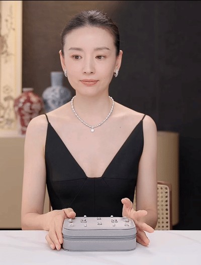 董洁直播反复推荐两个小时的方糖气泡项链❗️ 6