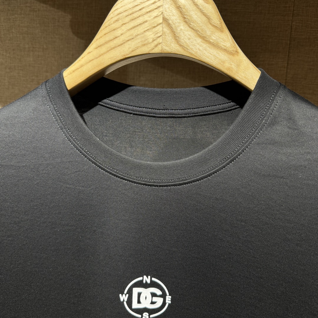 上新DG标识印花细节棉质T恤衫订织全棉面料质感好面料舒适亲肤颜色:黑白色尺码:S-M-L-XL-XXL