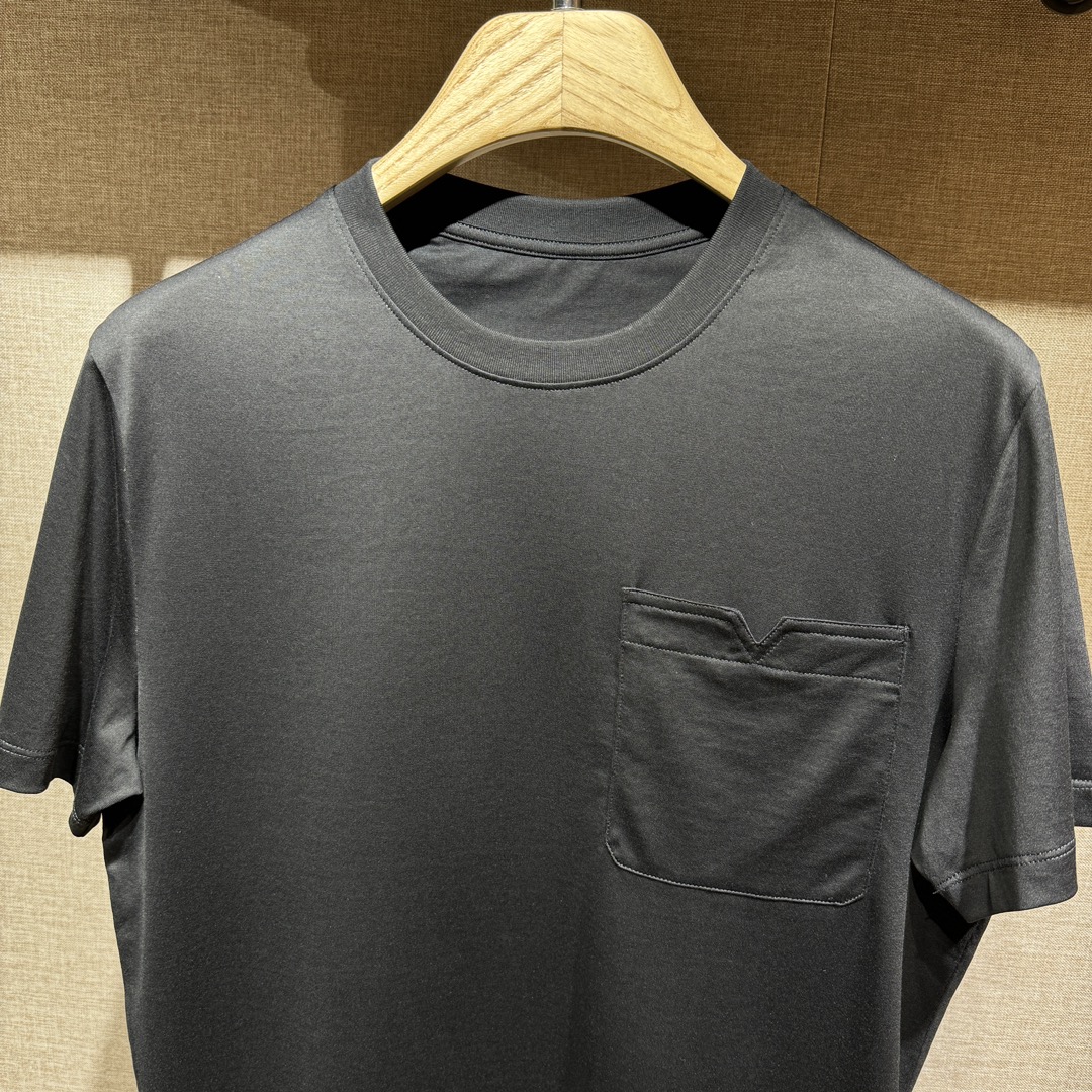 上新VLTN口袋V字形细节棉质T恤衫订织全棉面料质感好面料舒适亲肤颜色:黑白色尺码:S-M-L-XL-X