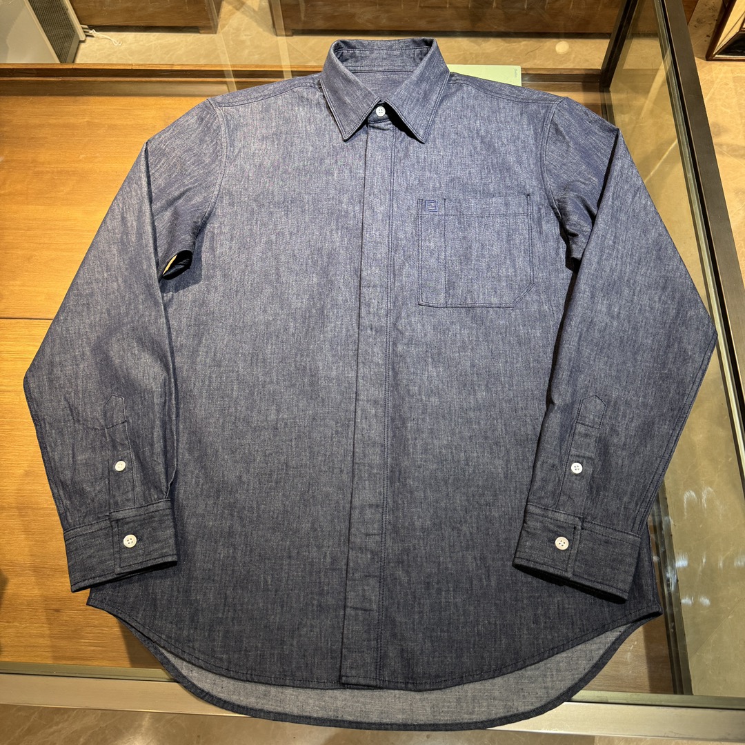 NO:515080,New, micro-stretch denim pocket FF small logo embroidered details shirt jacket. Shell concealed button, fabric slightly elastic, comfortable and versatile style. Size: 38-39-40-41-42=S-XXL.,,jackets & coats,shirts,alexander wang19860909上新,微弹力牛仔分迪口袋FF小标识剌绣细节衬衫款外套.贝壳暗扣款,面料微弹穿着舒适款式百搭. 尺码:38-39-40-41-42=S-XXL.,,jackets & coats,shirts,alexander wang,Men's clothing