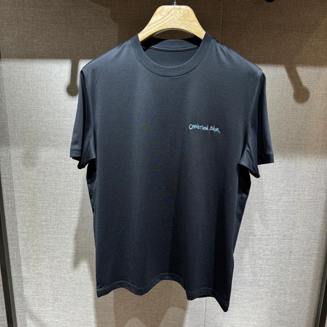 NO:130223,Refill order, new, D#or embroidered details, cotton short-sleeved T-shirt. The woven cotton fabric has good texture and the fabric is comfortable and skin-friendly. Color: black, white. Size: S-M-L-XL-XXL., T-shirt,tees, t-shirt, alexander wang19860909补单回货 上新,D#or刺绣细节全棉短袖T恤.订织全棉面料质感好,面料舒适亲肤.颜色:黑,白色.尺码:S-M-L-XL-XXL.,,T-shirt,tees，t-shirt,alexander wang,Men's clothing